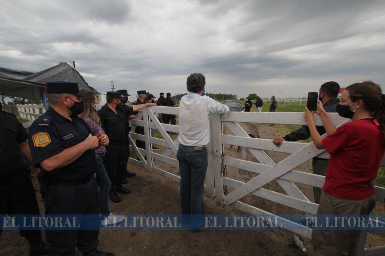 Juan Diego Etchevehere en la tranquera que no puede pasar por estar bloqueada por la Policía.