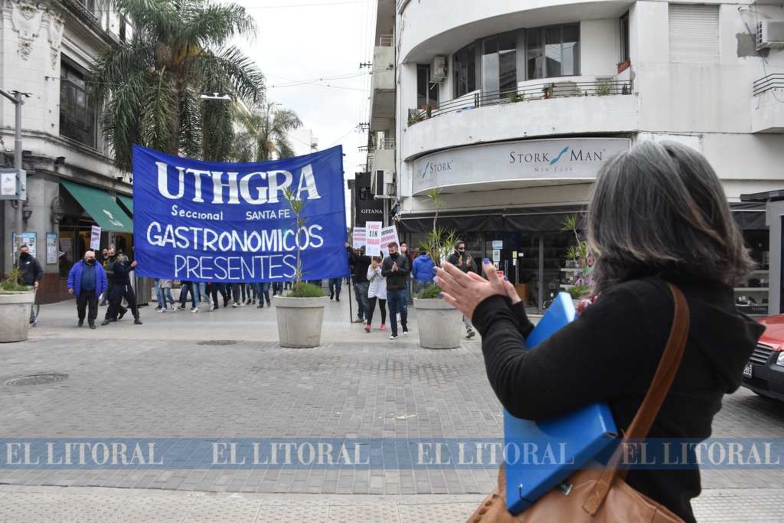Los bares y hoteleros se movilizaron por la peatonal y llegaron hasta plaza 25 de mayo, frente a casa de gobierno. Entregaron un petitorio y armaron una mesa del dialogo. Siguen cerrados.