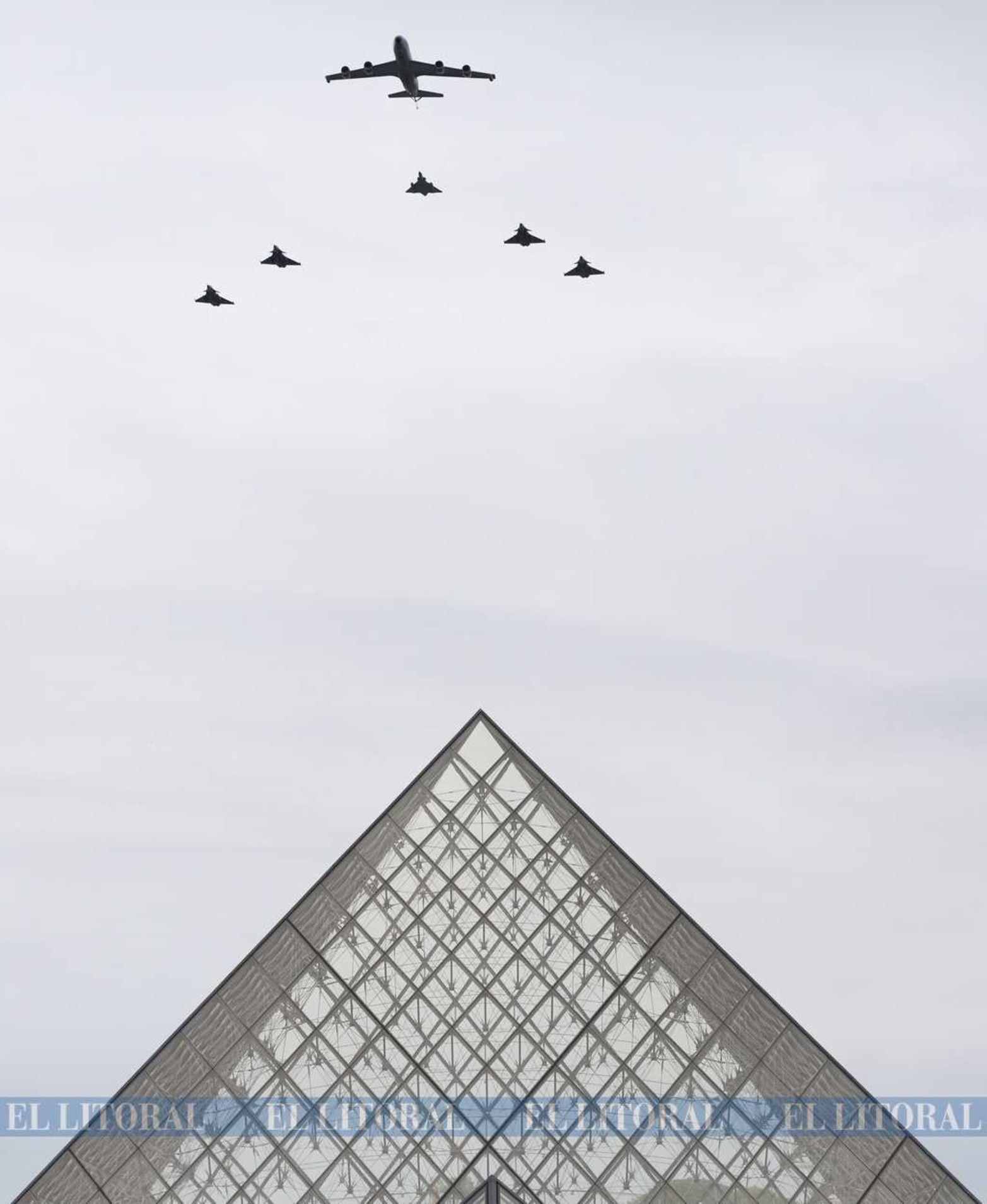 El día nacional de Francia, celebrado ayer 14 de julio,fue instituido por ley en 1880 para conmemorar la toma de la Bastilla del 14 de julio de 1789, símbolo del fin de la monarquía absoluta, y la Fiesta de la Federación del mismo día de 1790, símbolo de la unión de la nación francesa.