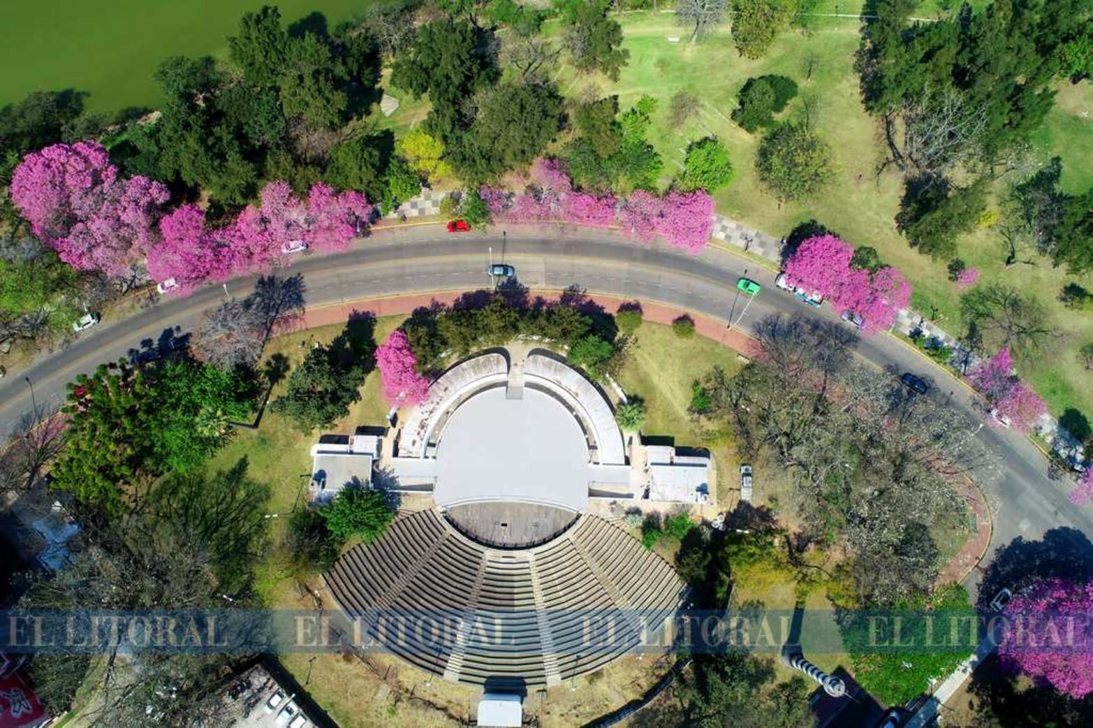Desde el aire, la zona del parque del Lago del Sur, lucen los lapachos rosados y los tonos verdes. Con el anfiteatro como testigo.