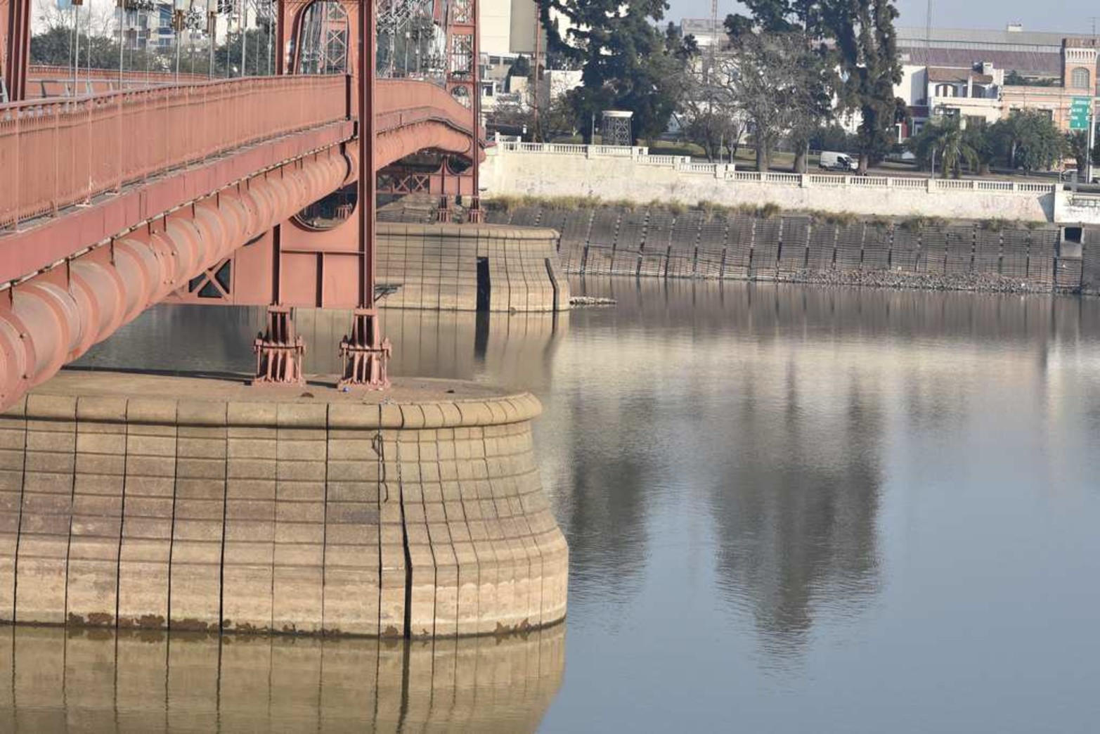 El río Paraná está a 17 centímetros de la marca del jueves 21 de mayo que marcó 0,48 metros en el puerto de Santa Fe. Así lucen los pilotes del puente colgante.