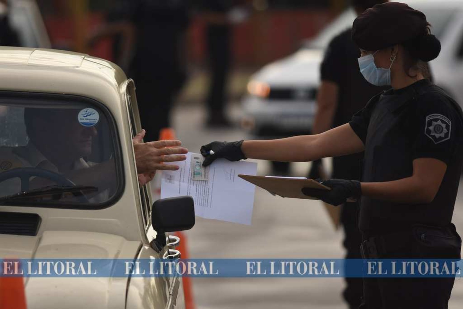 Las manos como contagio. Unas de las sugerencias es que el agente que controla no toque los documentos.