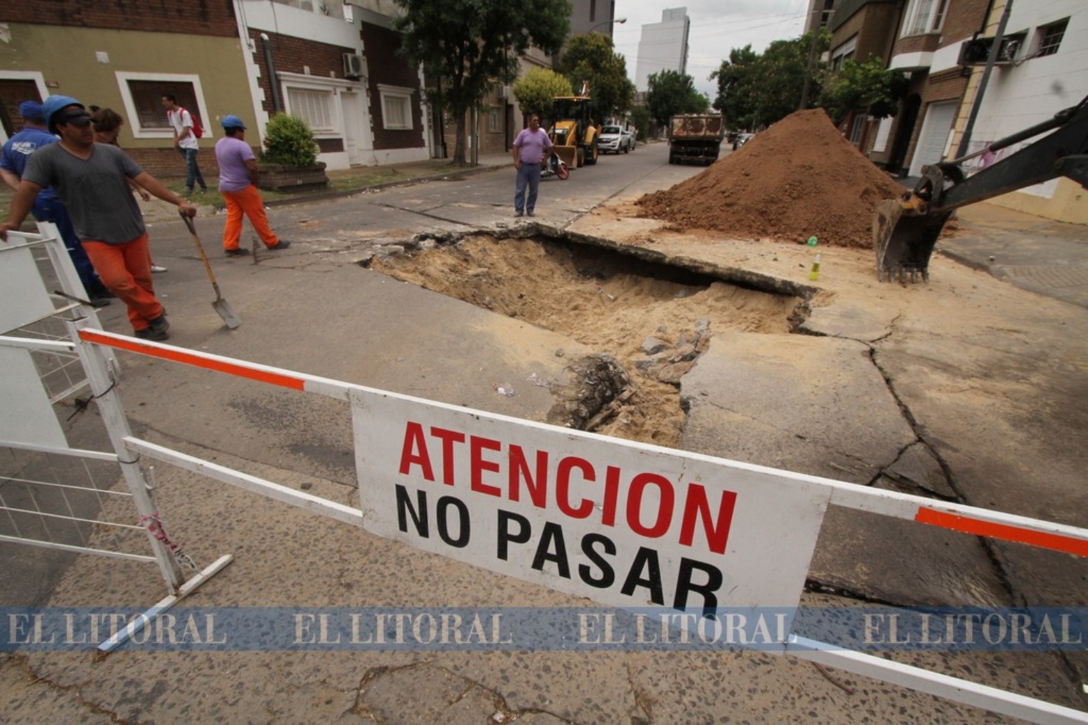 Los hundimientos en esta zona son frecuentes. Desde la década del 70, el socavón de Urquiza y Cándido Pujato viene 'derrumbando' cada intento de reparación y generando insistentes e históricos reclamos de los vecinos.