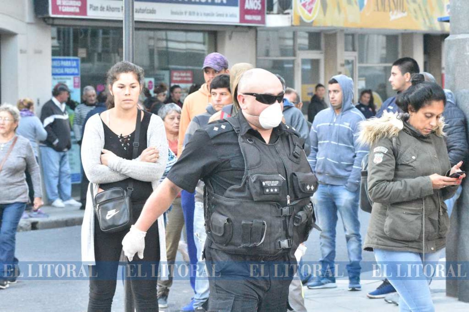 Cola en bancos para cobrar Asignaciones, Fondo de desempleo, jubilaciones y pensiones.
