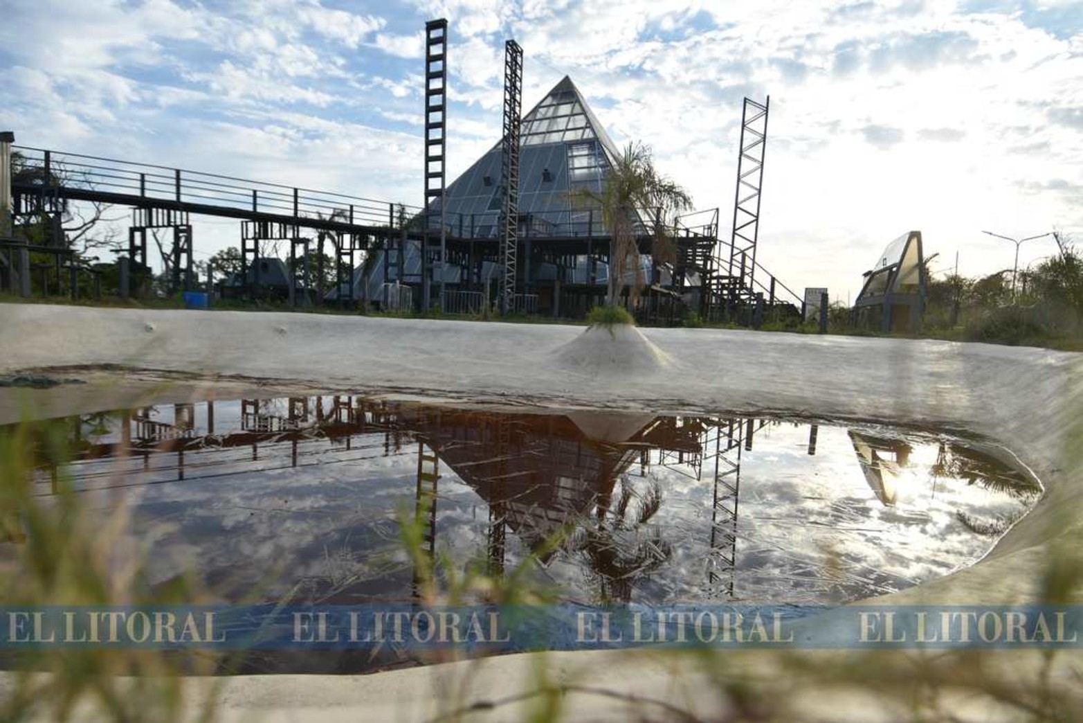 "La Pirámide" uno de los boliches que está sobre la autovía 168. La inseguridad es otro factor que se sumó.