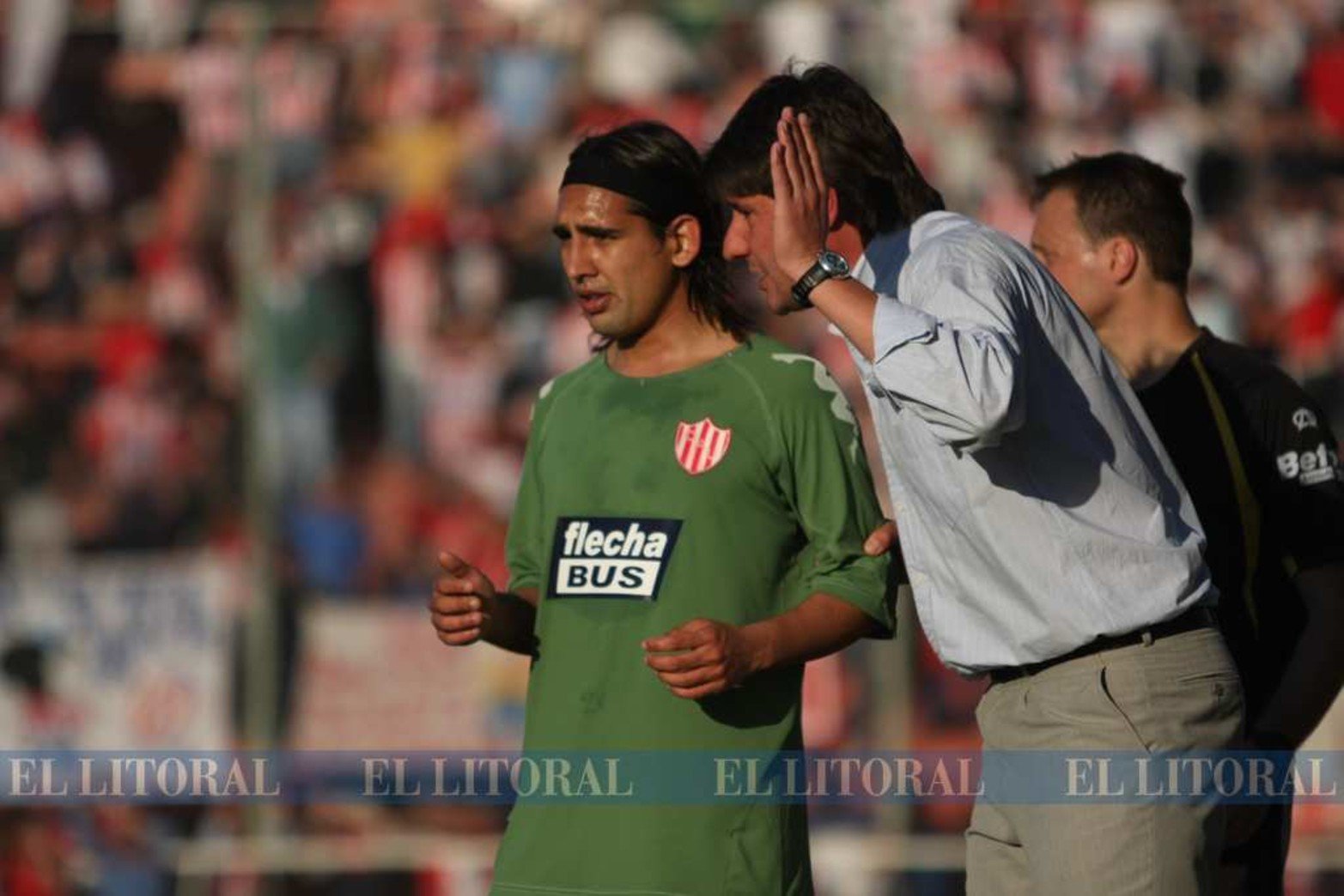 Fernando "Tete" Quirós, el DT de Unión habla con un defensor.