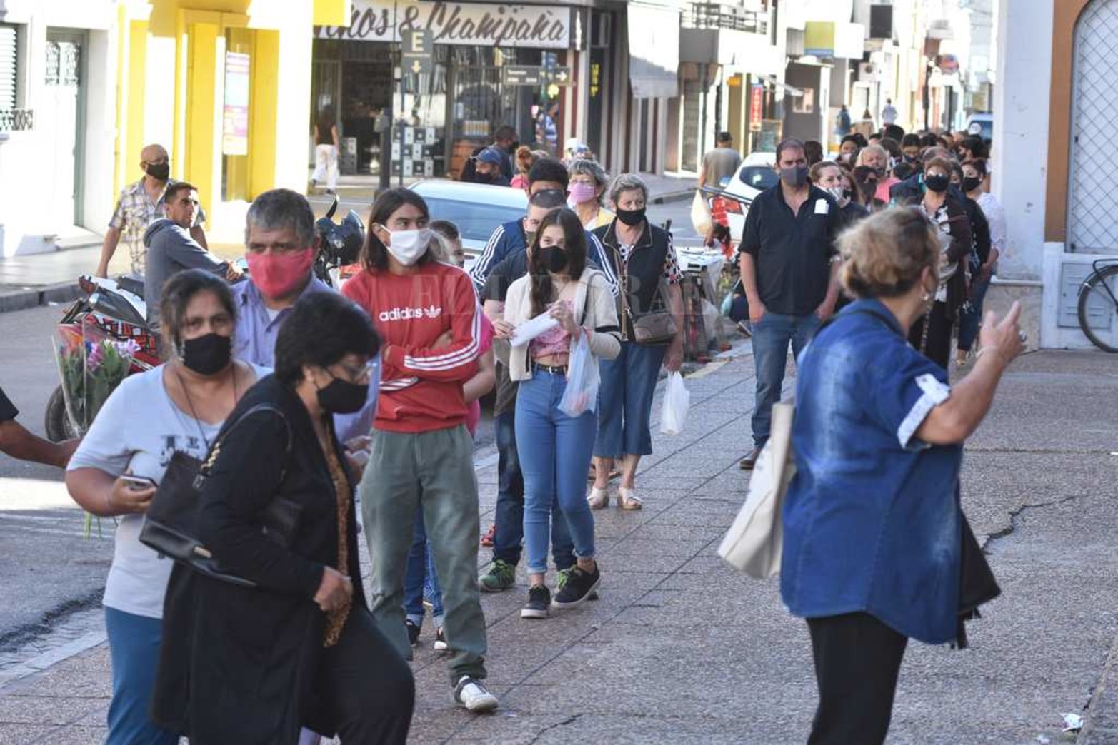 Como cada 19 del mes, ciento de fieles se acercaron hasta la parroquia Sagrado Corazón de Jesús, de calle 4 de enero 2452, para pedir una oración y agradecer.