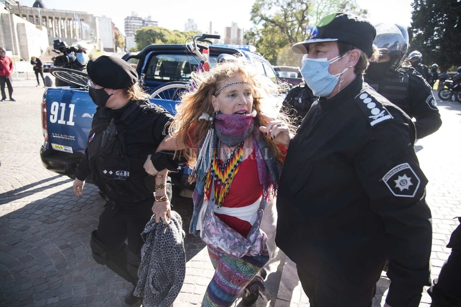 Un grupo numeroso de personas se manifestó en la zona del Monumento en contra de las medidas de aislamiento social que rigen hasta el 30 de junio. La Policía de la Provincia logró despejar la zona y se llevó detenidas a una veintena de personas.