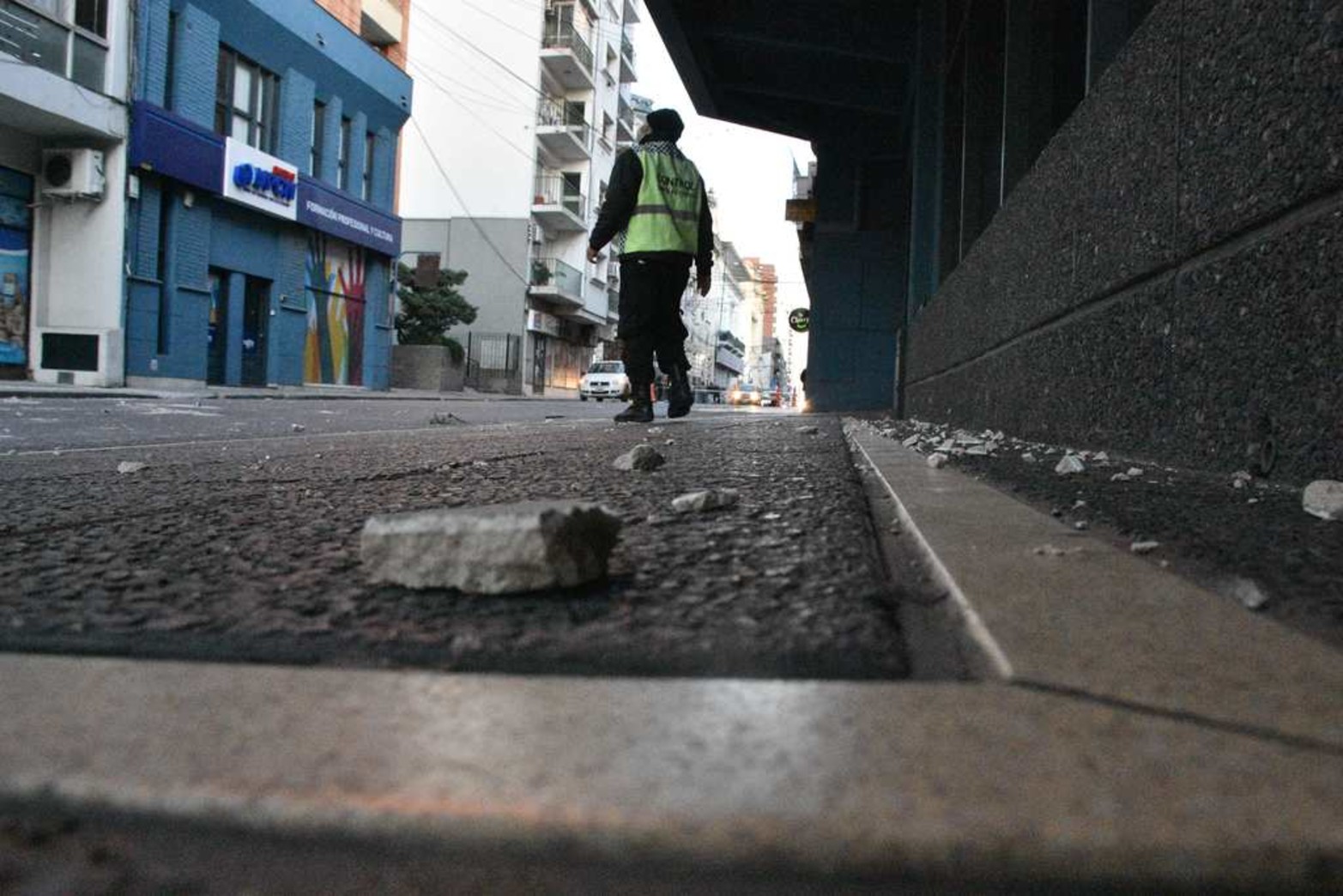 Tucumán y Rivadavia. Por calle Tucumán se ven los escombros que cayeron.