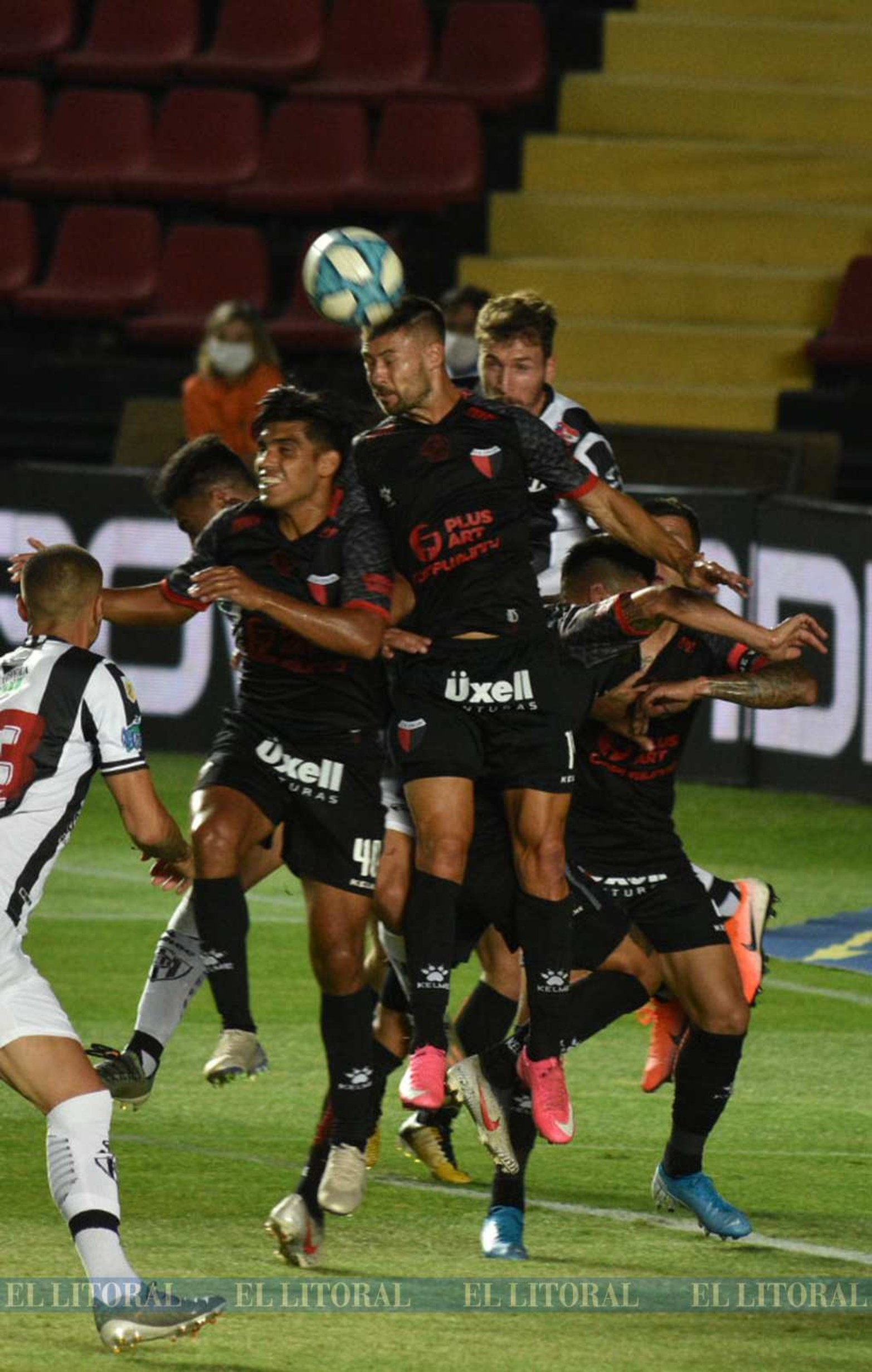 Escenas del encuentro entre Colón y Central Córdoba de Santiago del Estero.