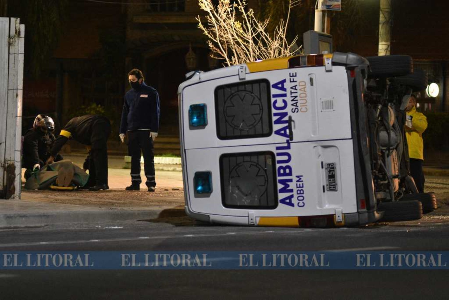 La ambulancia del Cobem corrió con un lateral unos 15 metros. Los cuatro ocupantes del servicio médico están solo con golpes. La conductora del auto no sufrió ningún daño.