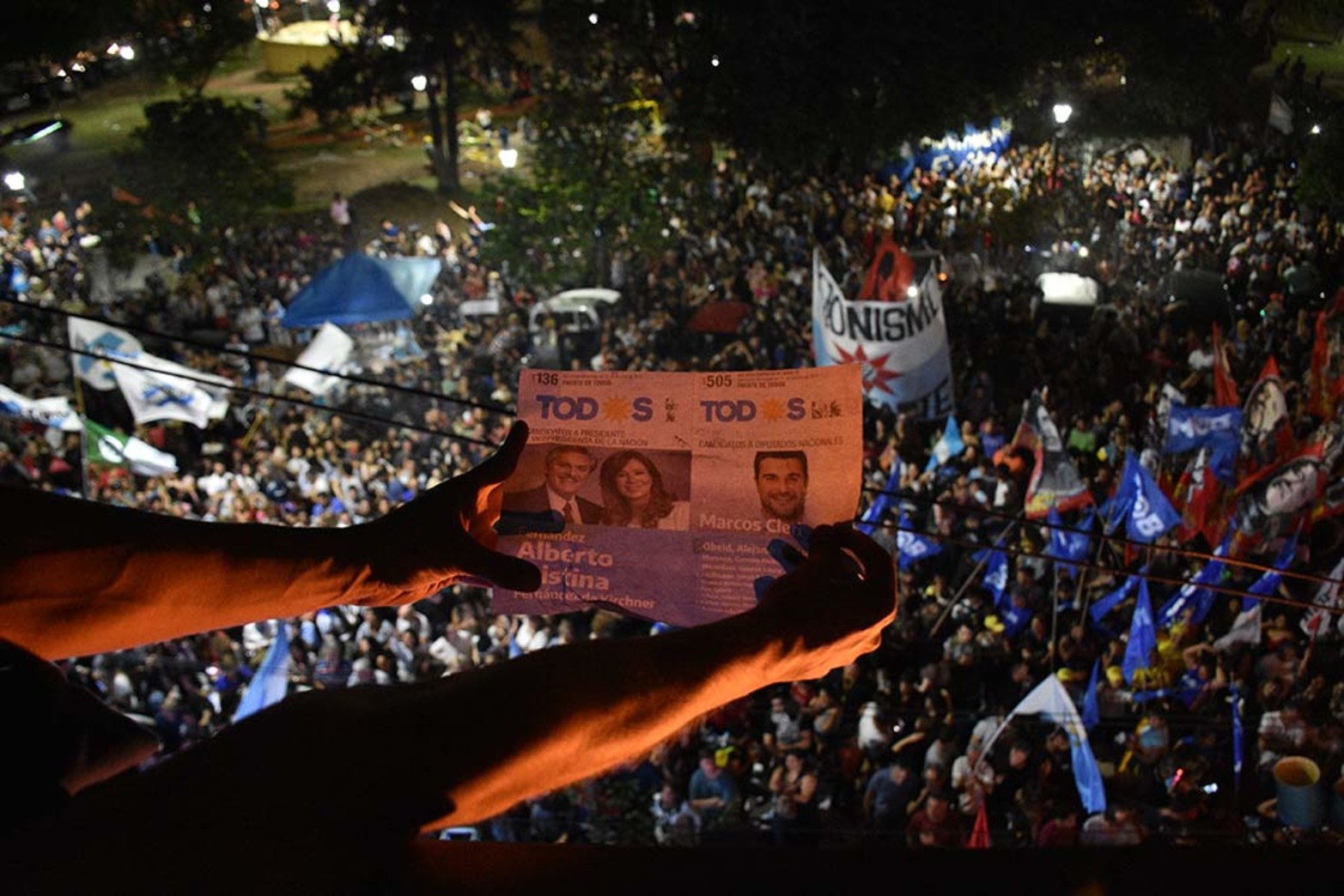 El 27 de octubre, la fórmula del Frente de Todos, Alberto Fernández-Cristina Fernández de Kirchner, gana las elecciones presidenciales. En Santa Fe, el peronismo festeja en su sede de calle crespo