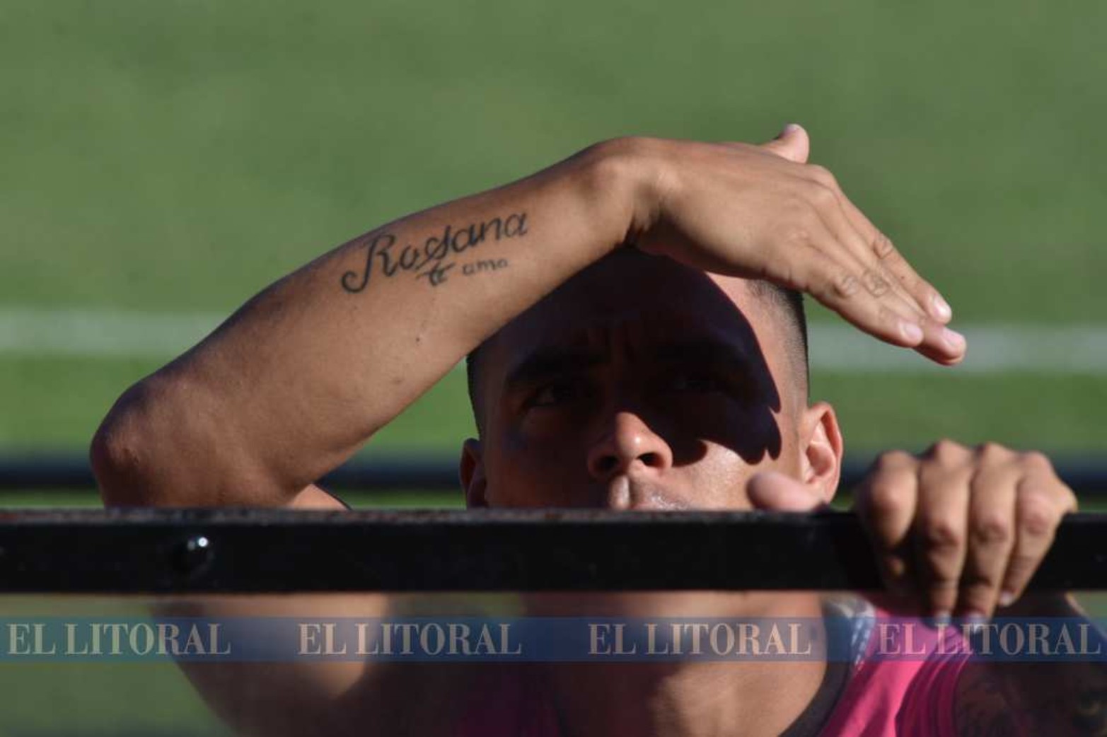 Brain Fenández, en el banco de suplentes. Colón y Defensa y Justicia juegan en el estadio Brigadier López.