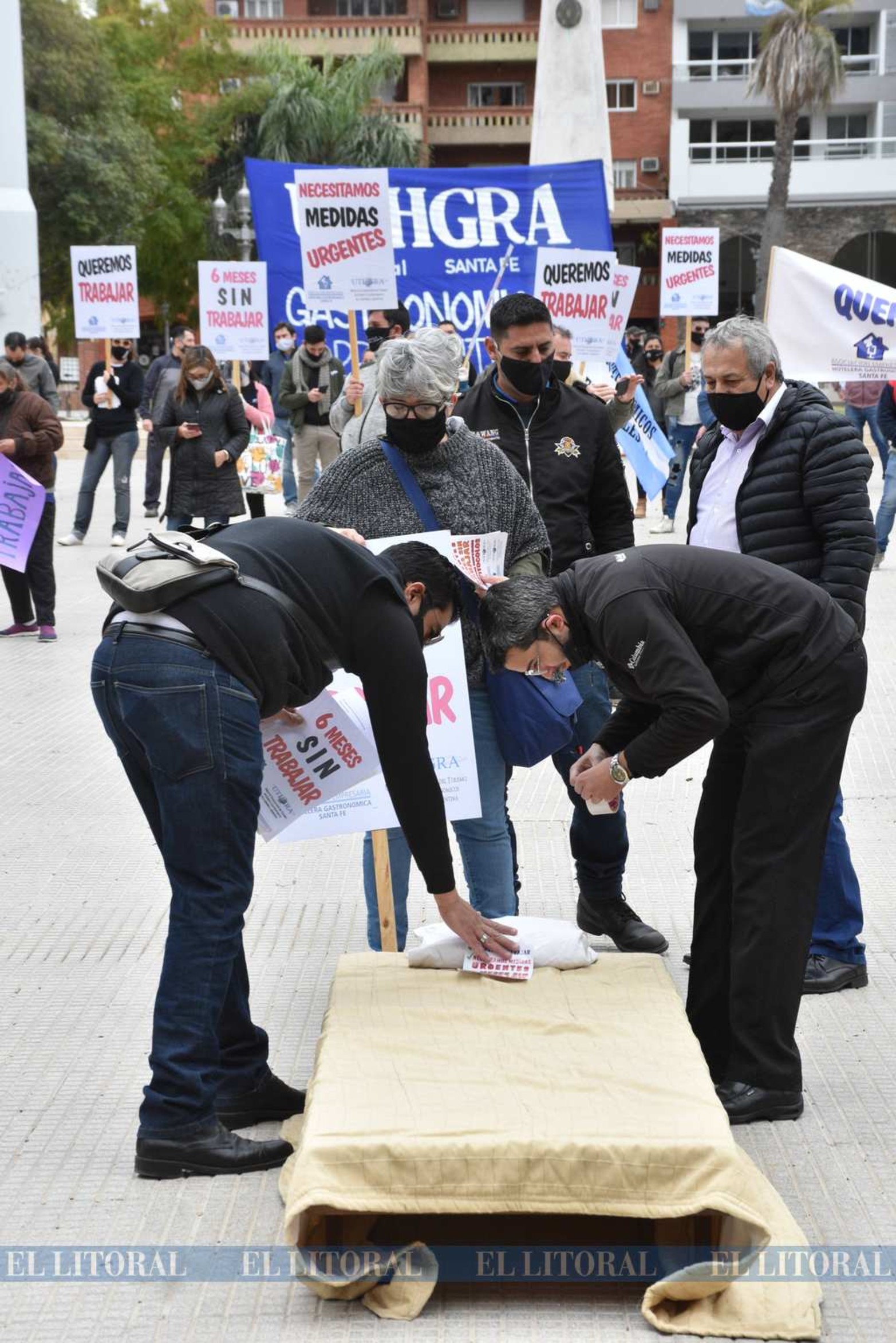 Los bares y hoteleros se movilizaron por la peatonal y llegaron hasta plaza 25 de mayo, frente a casa de gobierno. Entregaron un petitorio y armaron una mesa del dialogo. Siguen cerrados.