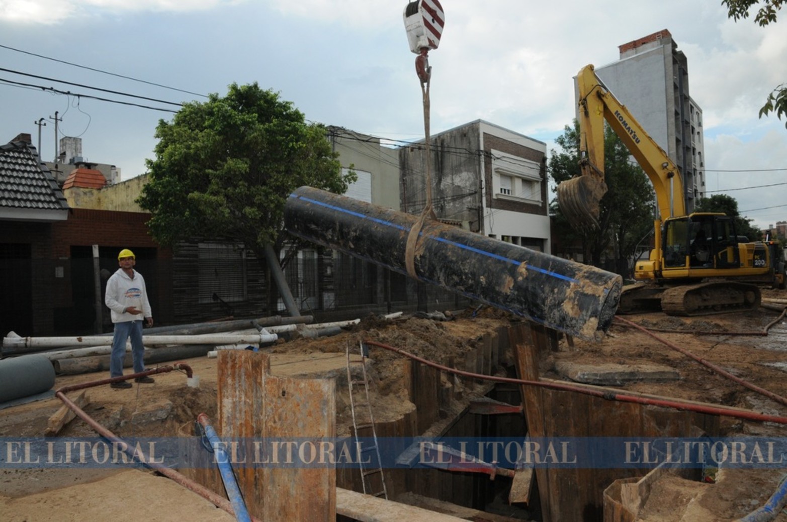 Los hundimientos en esta zona son frecuentes. Desde la década del 70, el socavón de Urquiza y Cándido Pujato viene 'derrumbando' cada intento de reparación y generando insistentes e históricos reclamos de los vecinos.
