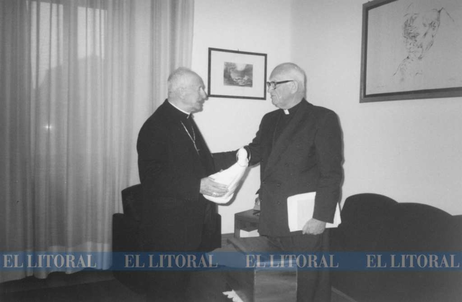 10.09.97. El Cardenal  Etchegaray entregó a Atilio Rosso la Virgen de Los Sin Techo.