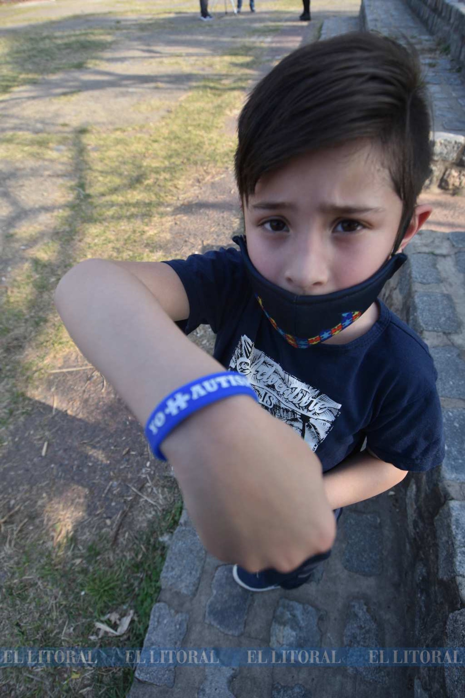 Pulseras azules. La idea surgió de María José Robles, mamá de Máximo, a quien a los 2 años y medio (hoy tiene 8) le diagnosticaron la condición. La repercusión fue tal que el producto fue pedido desde España, Chile, Paraguay, Uruguay y Bolivia.