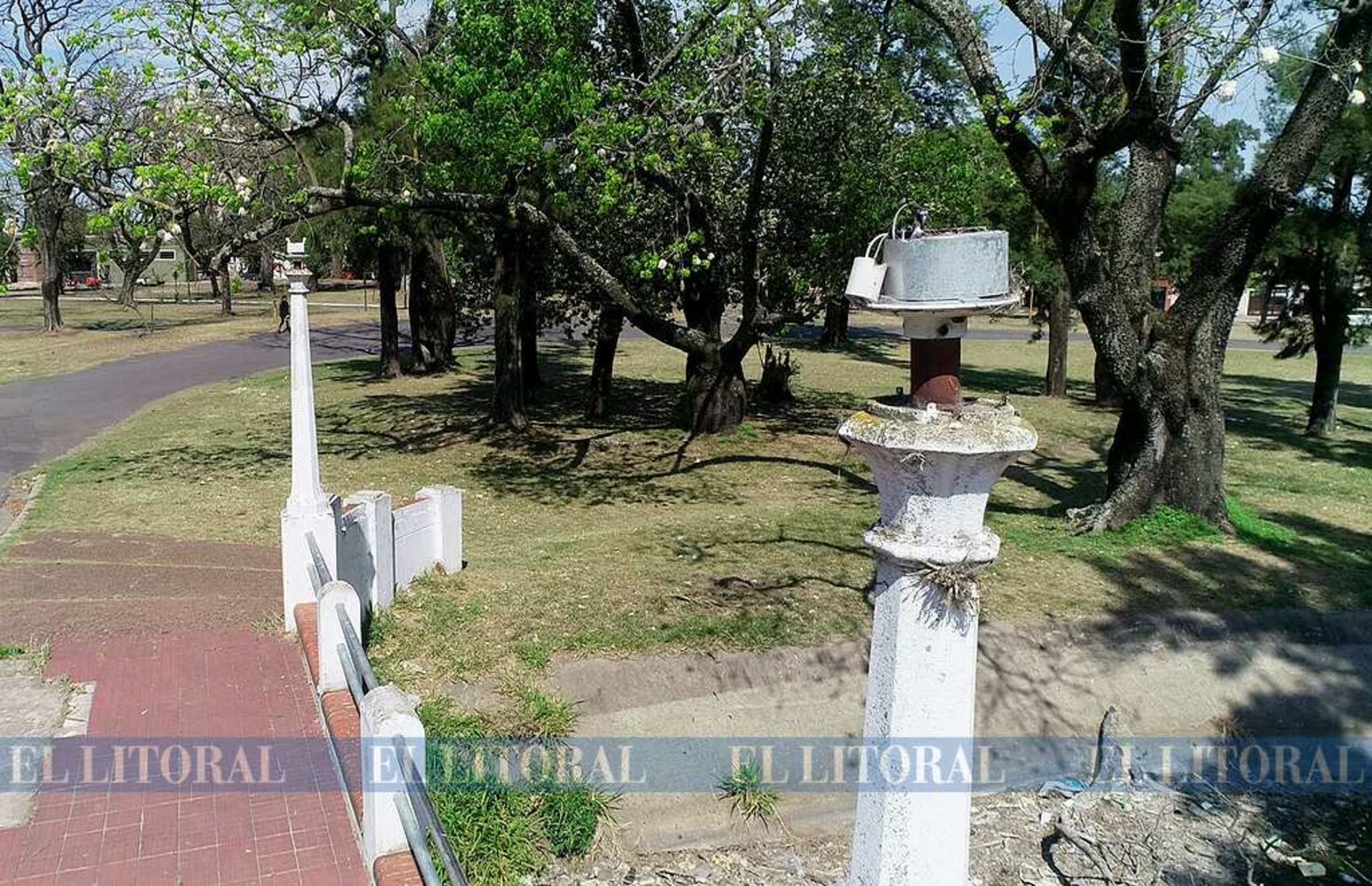 En sectores el Parque Juan de Garay se ve afectado por la falta de mantenimiento municipal.