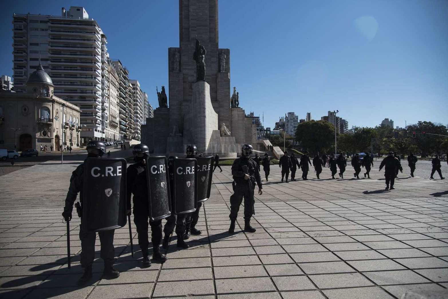 Un grupo numeroso de personas se manifestó en la zona del Monumento en contra de las medidas de aislamiento social que rigen hasta el 30 de junio. La Policía de la Provincia logró despejar la zona y se llevó detenidas a una veintena de personas.