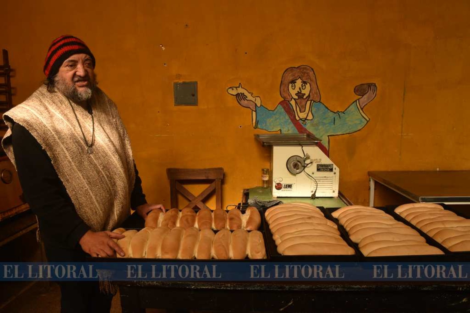 Hace 24 años que trabajamos con personas vulnerables de Pompeya, Belgrano, San José, Fonavi Don Bosco... Nuestra misión es contener a través de espacios de capacitación, de una radio, un plato de comida caliente, una copa de leche y catequesis, cuenta Marcelo Olivares.