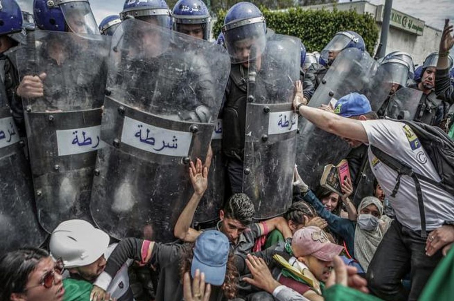 Un grupo de estudiantes se pelea con la policía antidisturbios durante una manifestación antigubernamental en Argel