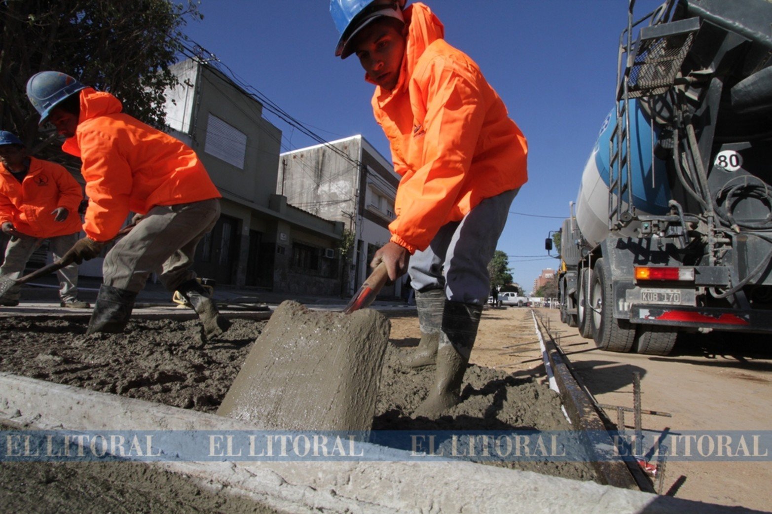 Los hundimientos en esta zona son frecuentes. Desde la década del 70, el socavón de Urquiza y Cándido Pujato viene 'derrumbando' cada intento de reparación y generando insistentes e históricos reclamos de los vecinos.