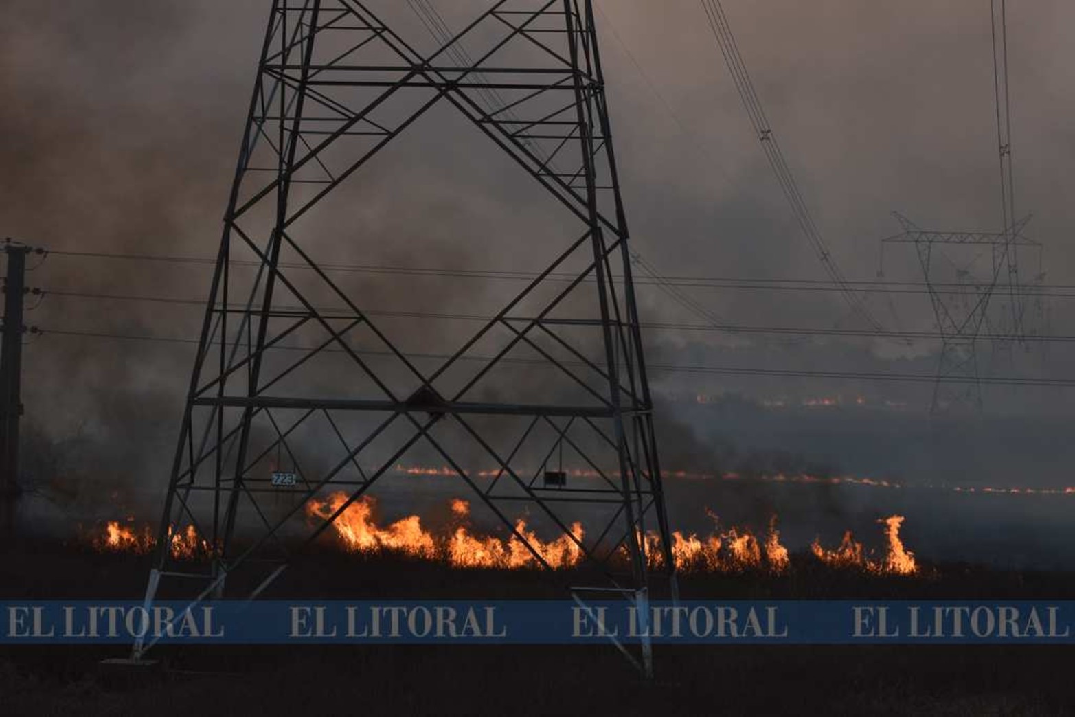 5 de agosto. Quema sobre columnas de alta tensión en Santo Tomé.