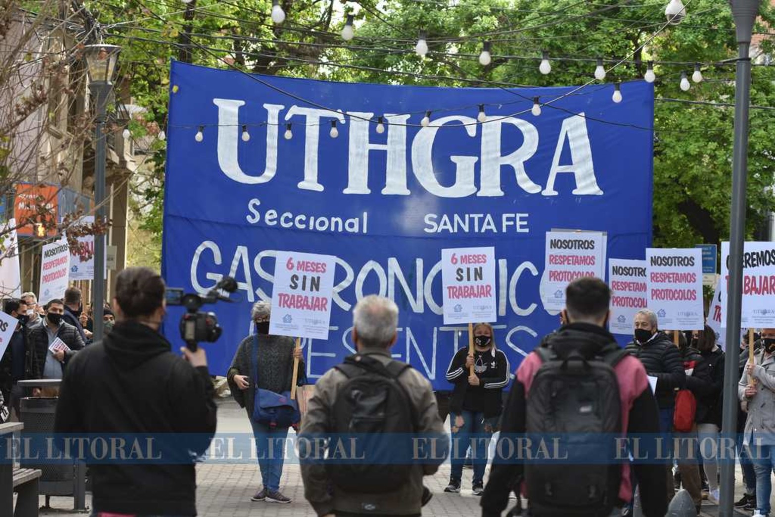 Los bares y hoteleros se movilizaron por la peatonal y llegaron hasta plaza 25 de mayo, frente a casa de gobierno. Entregaron un petitorio y armaron una mesa del dialogo. Siguen cerrados.
