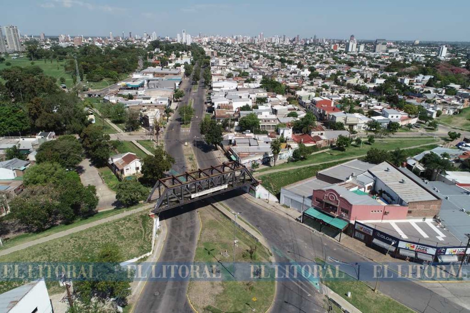 Puente Negro. Avenida Aristóbulo y Roca, con ambas manos vacías