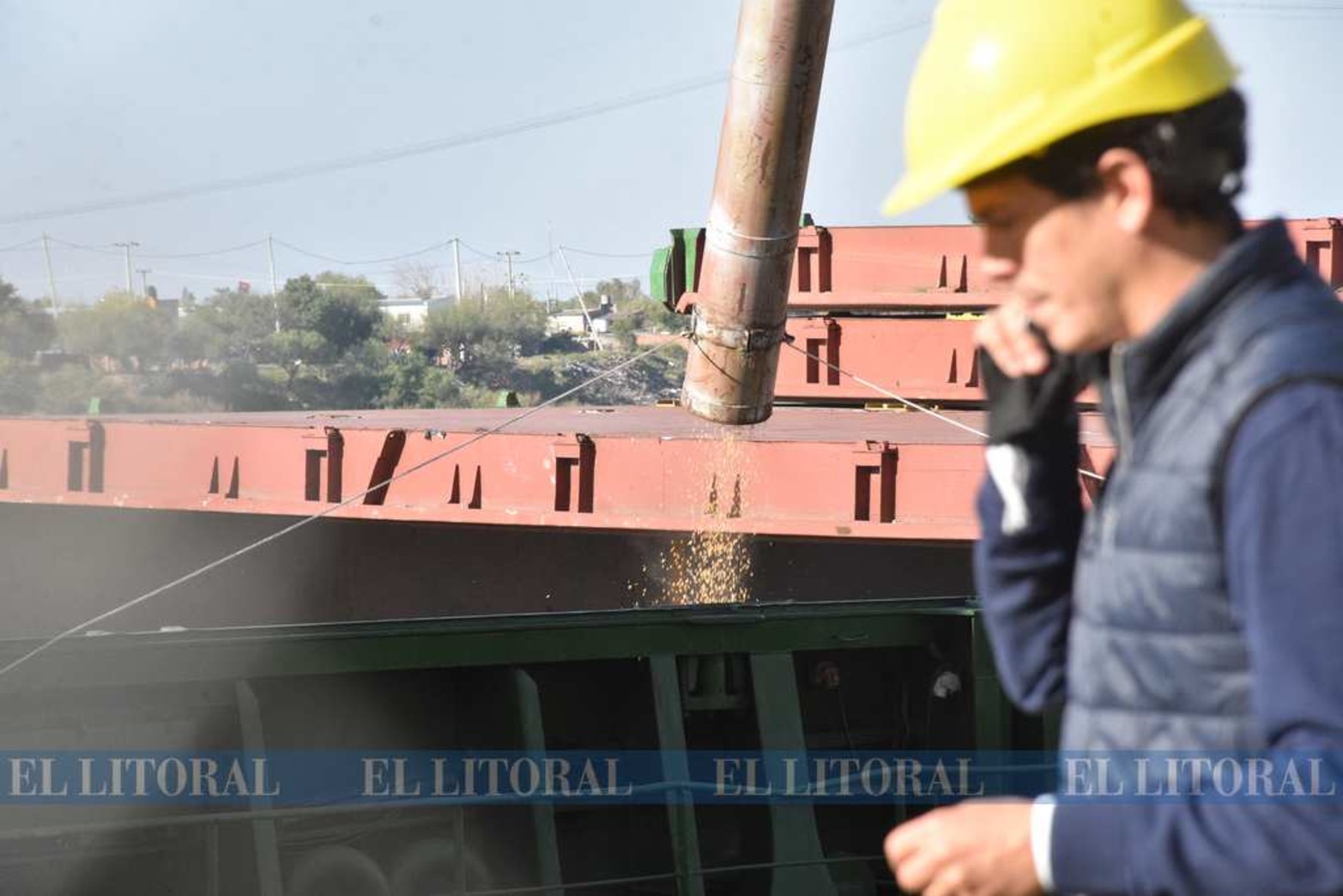 Maíz partido...Con destino a Montevideo, un barco volvió a ingresar al puerto de Santa Fe después de cinco años.