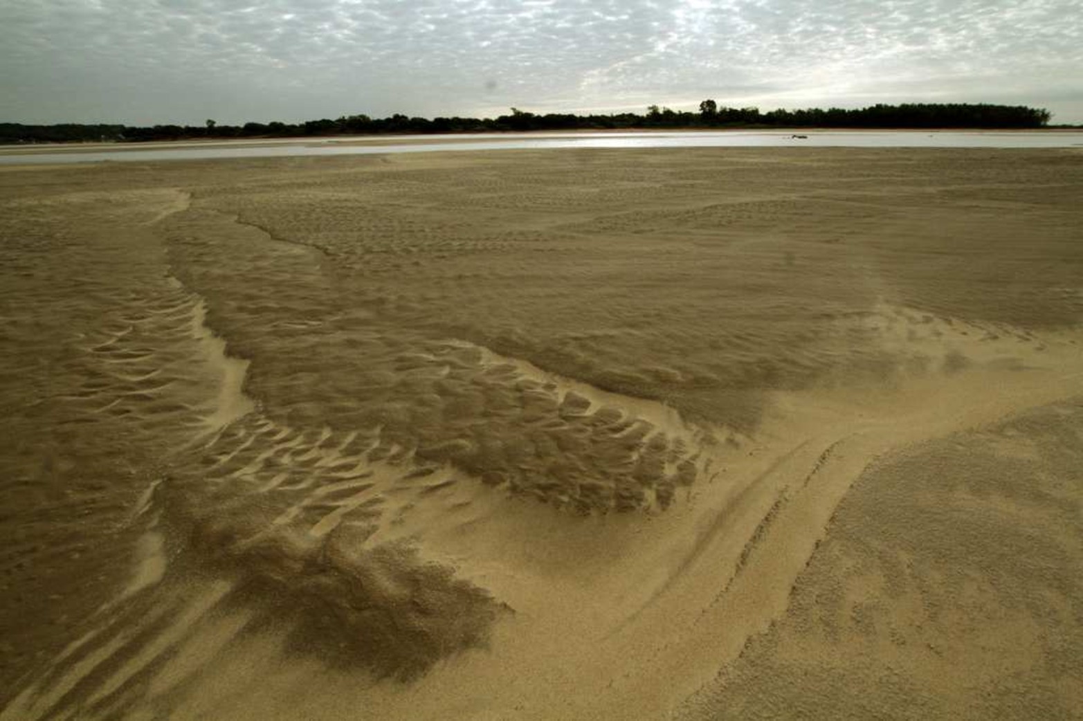 Mezcla de arena y greda. Así son algunos sectores del banco de arena.