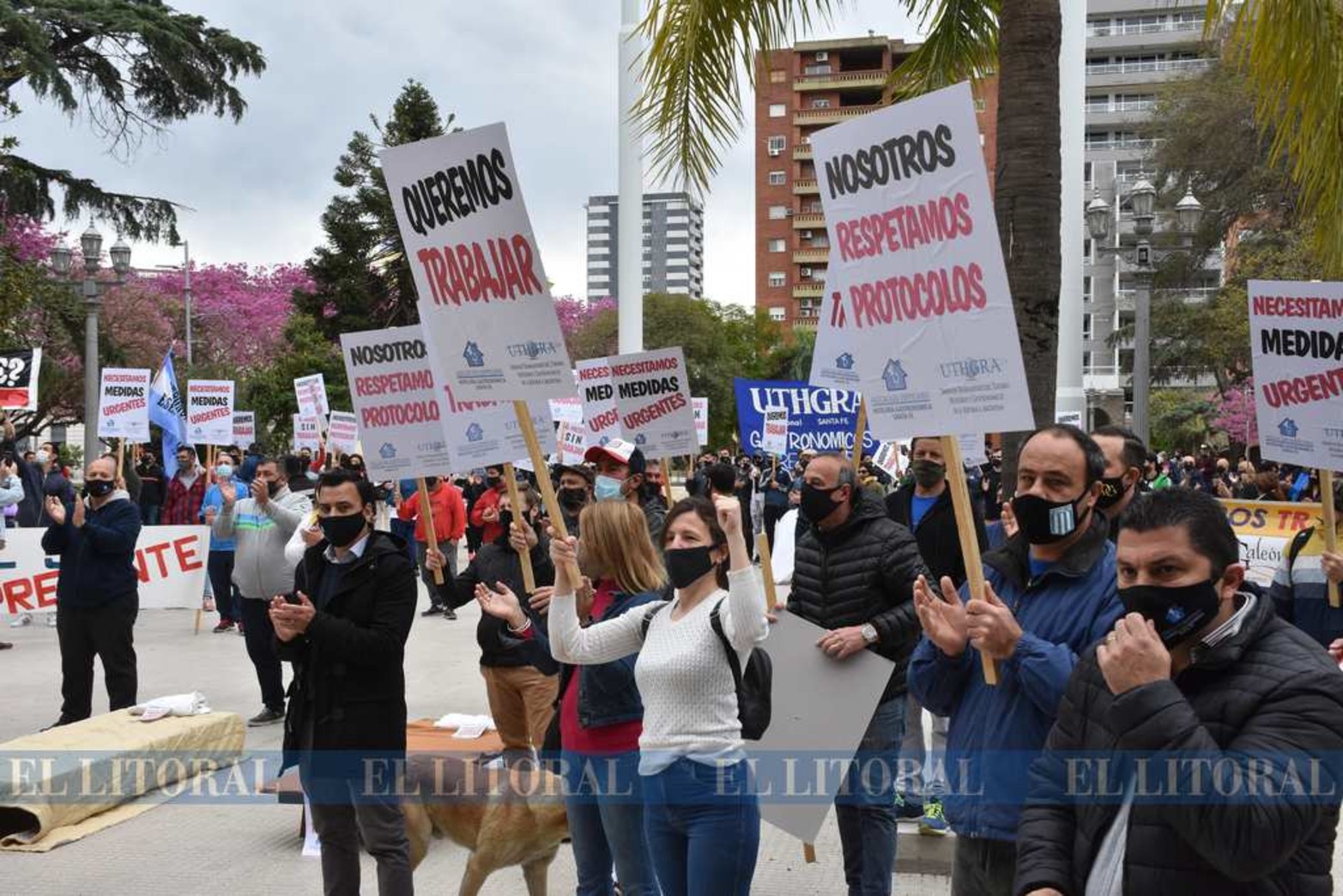 Los bares y hoteleros se movilizaron por la peatonal y llegaron hasta plaza 25 de mayo, frente a casa de gobierno. Entregaron un petitorio y armaron una mesa del dialogo. Siguen cerrados.