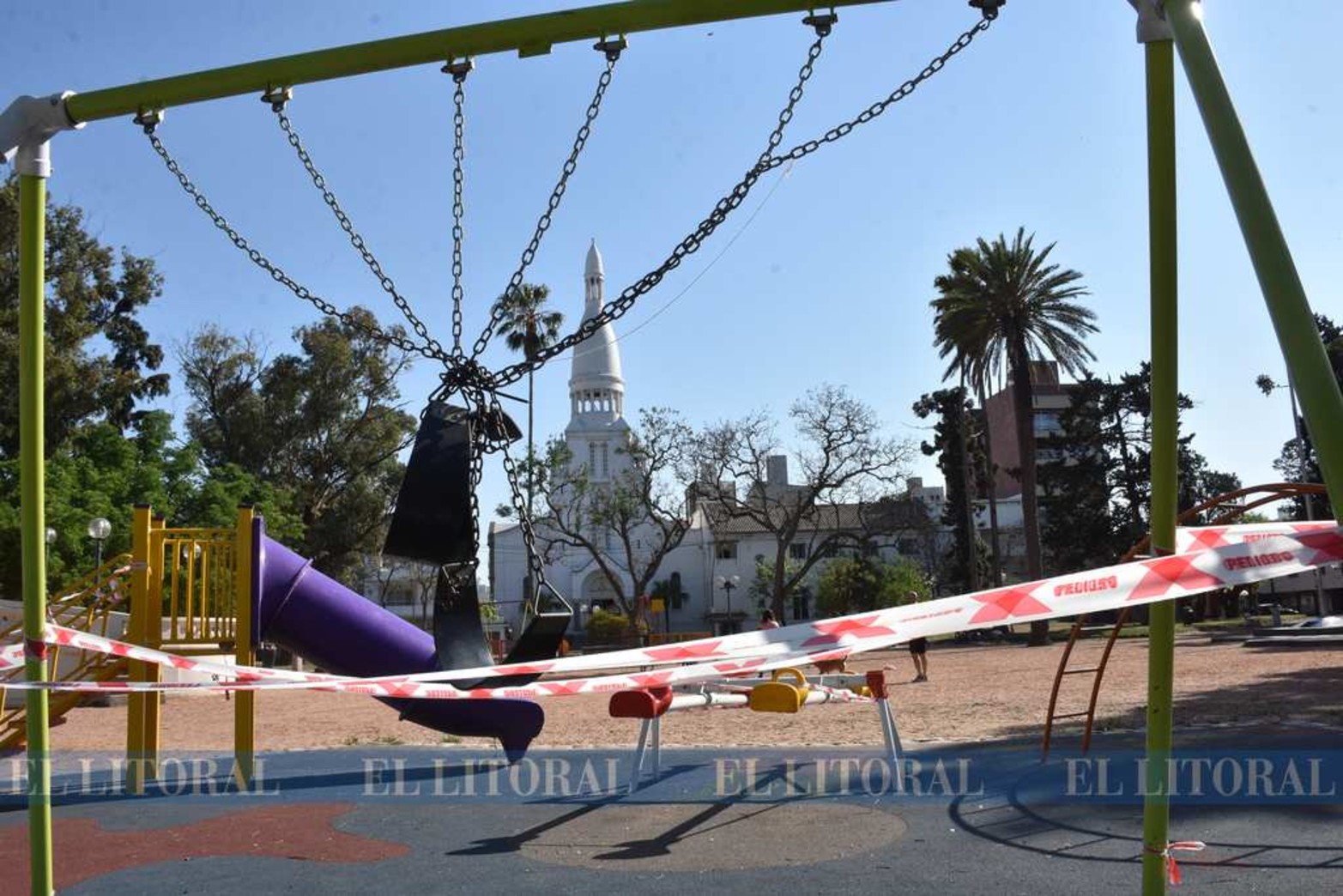 Los niños sin juegos en la plaza. Una de las franjas etarias que menos posibilidades tiene de salir son los mas chicos. ¿Hasta cuándo? ¿Hasta no tener mas virus?. Plaza Constituyentes.