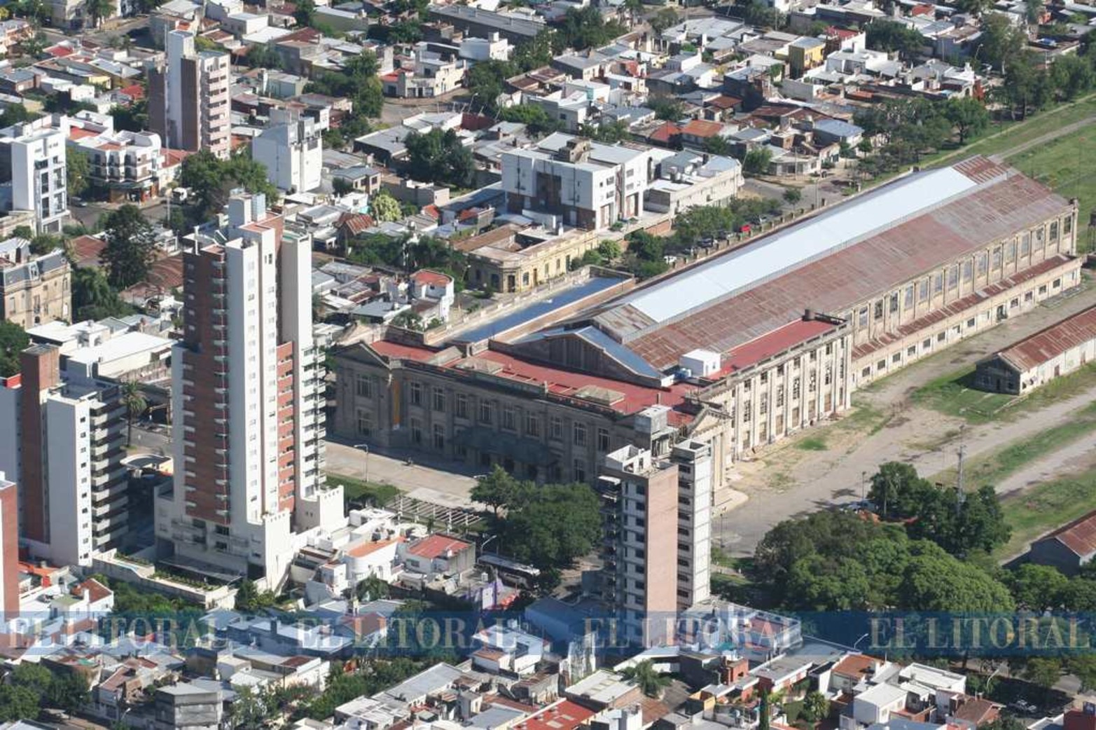 Enero de 2011. Ya se puede ver el arreglo de la azotea y el techo de la estación.