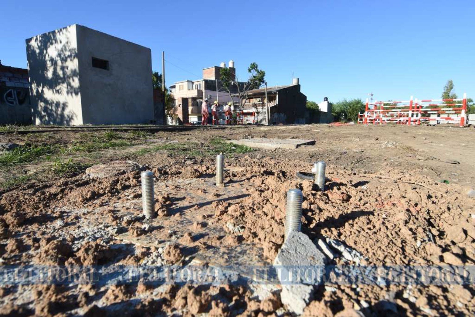 En abril de este año así estaba en la obra a la altura de calles Saavedra y Luciano Molinas. El plan de obra contempla 14 barreras automáticas para la ciudad.