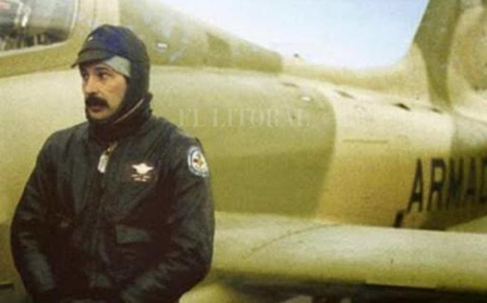 El sunchalense Owen Guillermo Crippa manipuló el Jet Caza Aermacchi MB 339 protagonizó una de las misiones más espectaculares durante la guerra de Malvinas está a punto de ser recuperado y repatriado desde EE. UU para su restauración y exhibición en el Museo de la Aviación Naval de Bahía Blanca.