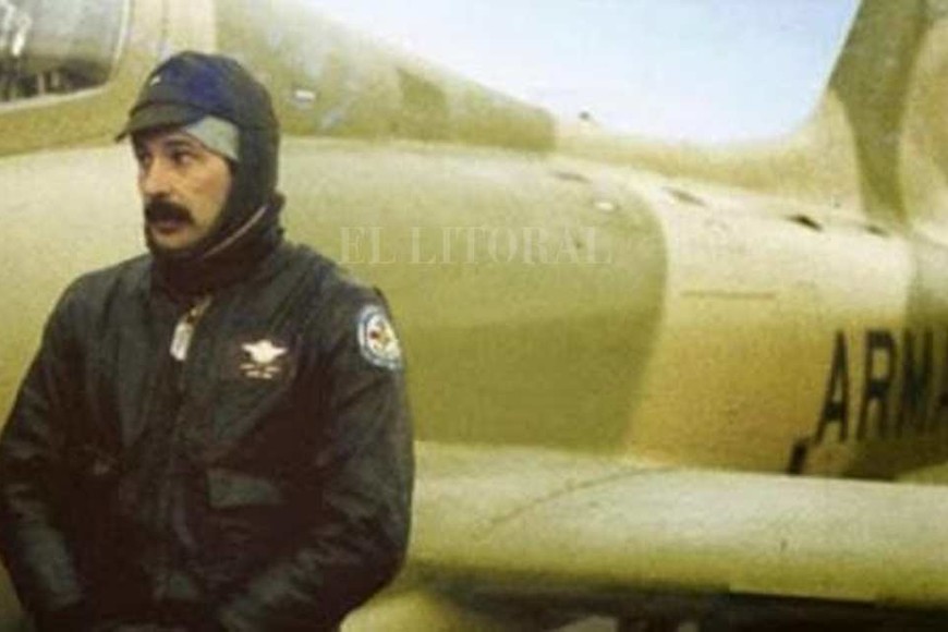 ELLITORAL_GALL_80597 |  Gentileza El sunchalense Owen Guillermo Crippa manipuló el Jet Caza Aermacchi MB 339 protagonizó una de las misiones más espectaculares durante la guerra de Malvinas está a punto de ser recuperado y repatriado desde EE. UU para su restauración y exhibición en el Museo de la Aviación Naval de Bahía Blanca.