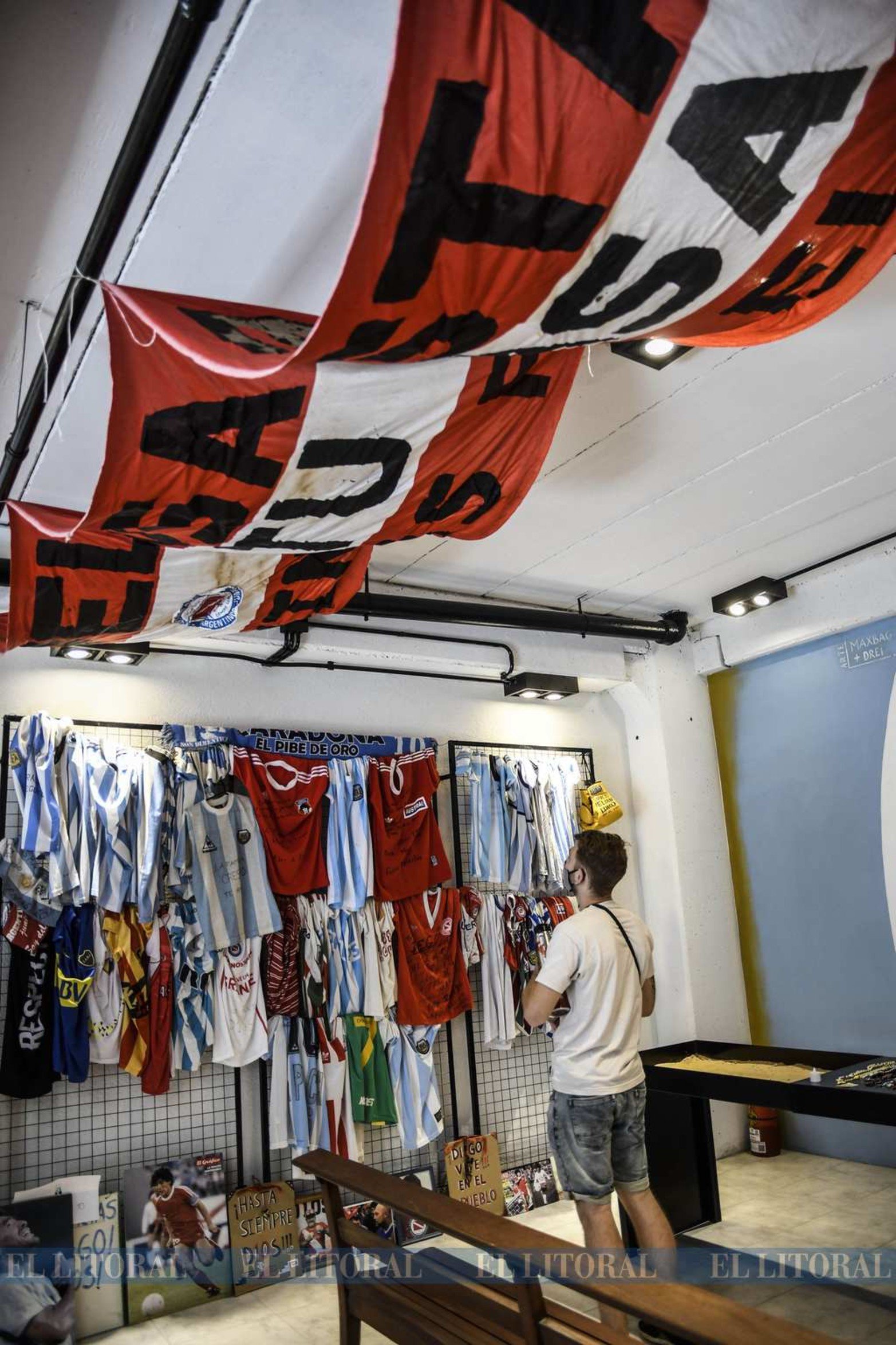 El santuario de Diego Maradona en Buenos Aires, en el barrio de La Paternal, se transforma en un punto de encuentro para calmar el dolor y donde día a día la gente deja su tributo al ídolo.