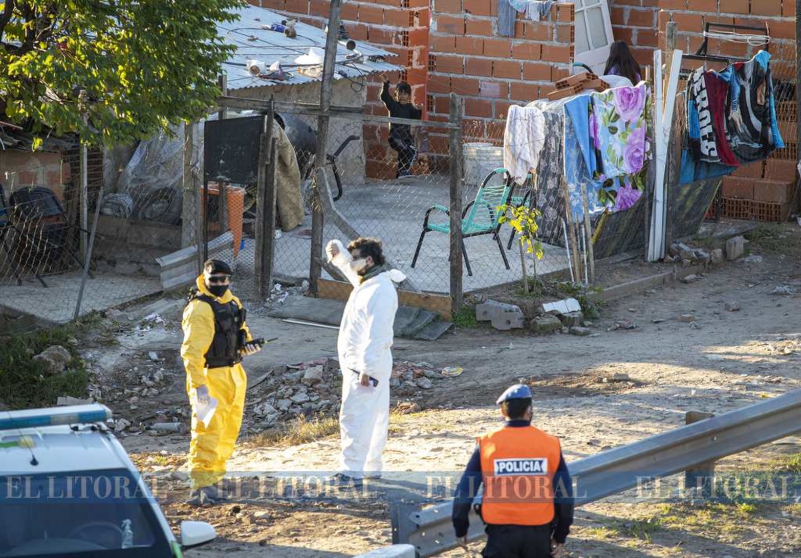 Buenos Aires, Villa Itati. Personal sanitario y de fuerzas de seguridad continua con los testeos y la asistencia en barrio de bajos recursos.