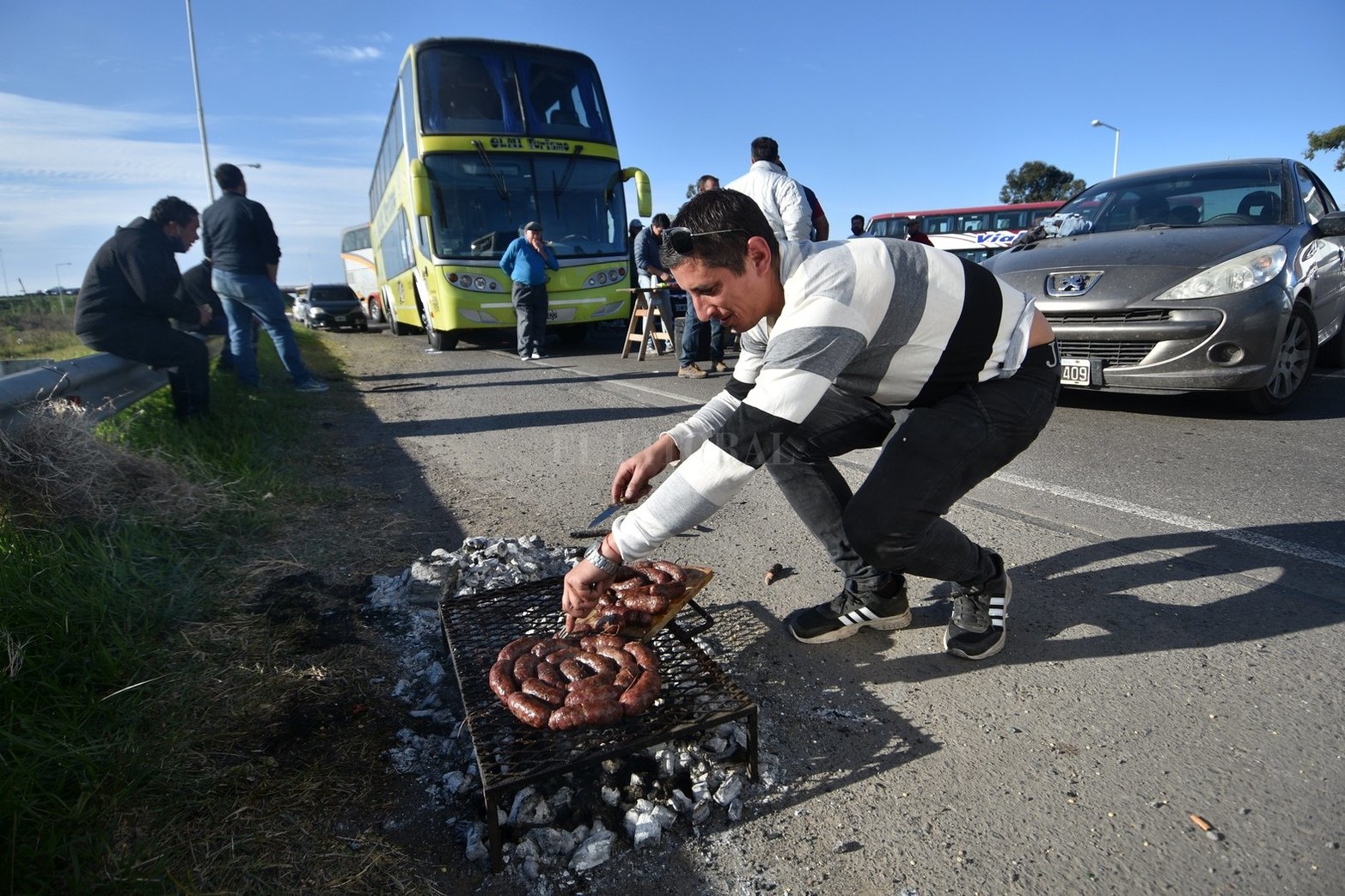 El corte de transportistas de empresas de turismo que comenzó este martes por la mañana en la autopista Santa Fe-Rosario no sólo continuaba, sino que además referentes del sector adelantaron a El Litoral que la medida se sostendrá en tanto y en cuanto no reciban respuestas del gobierno provincial.