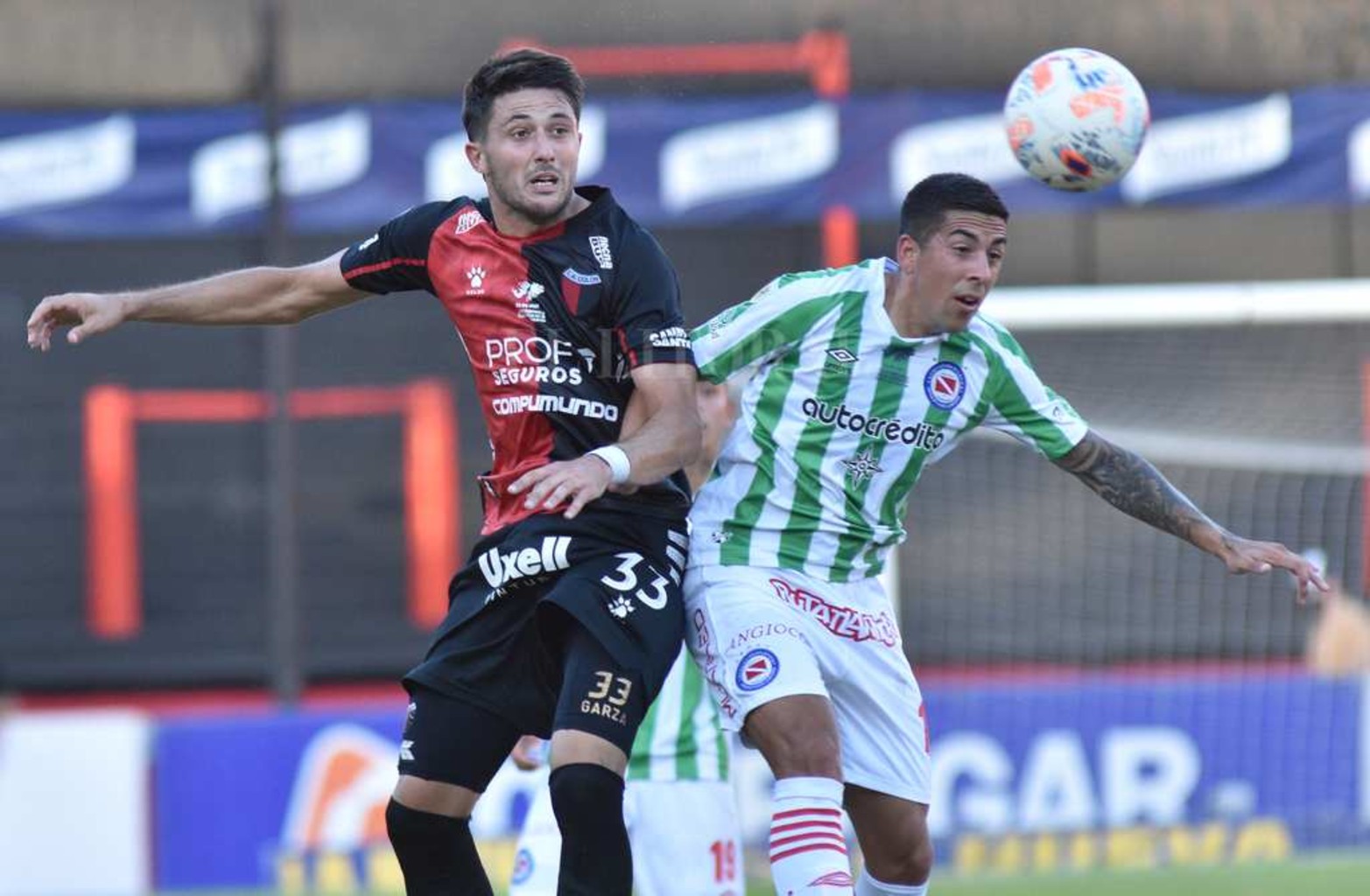 Colón empató 0 a 0 con Argentino y sigue invicto y puntero en el torneo de la liga profesional de fútbol.