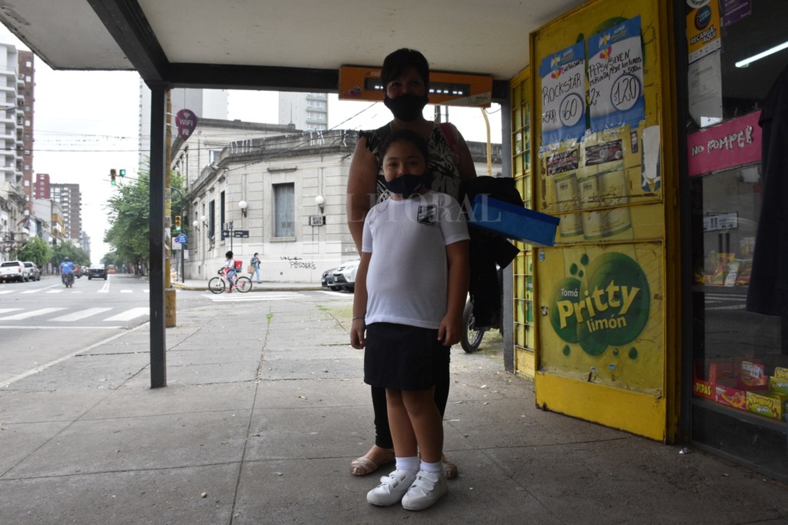A la espera. La frecuencia de los colectivos es baja. "Si me voy caminando llegó antes que pase el colectivo" contó un madre.