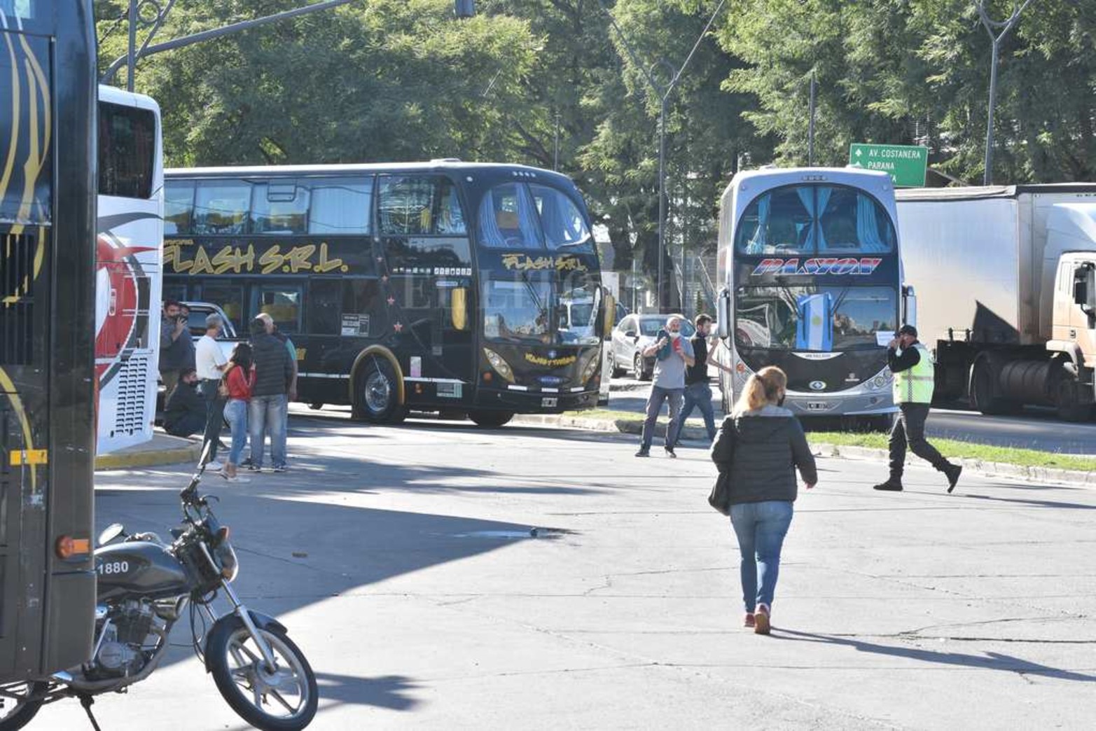 Segundo día de protesta y bloqueo a la terminal de ómnibus. Reclaman la mismas condiciones de trabajo que la líneas regulares de transporte de pasajeros.