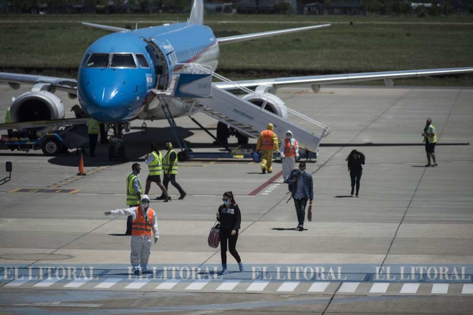 El Aeropuerto Internacional Rosario "Islas Malvinas" también comenzó con vuelos regulares hacia Buenos Aires.