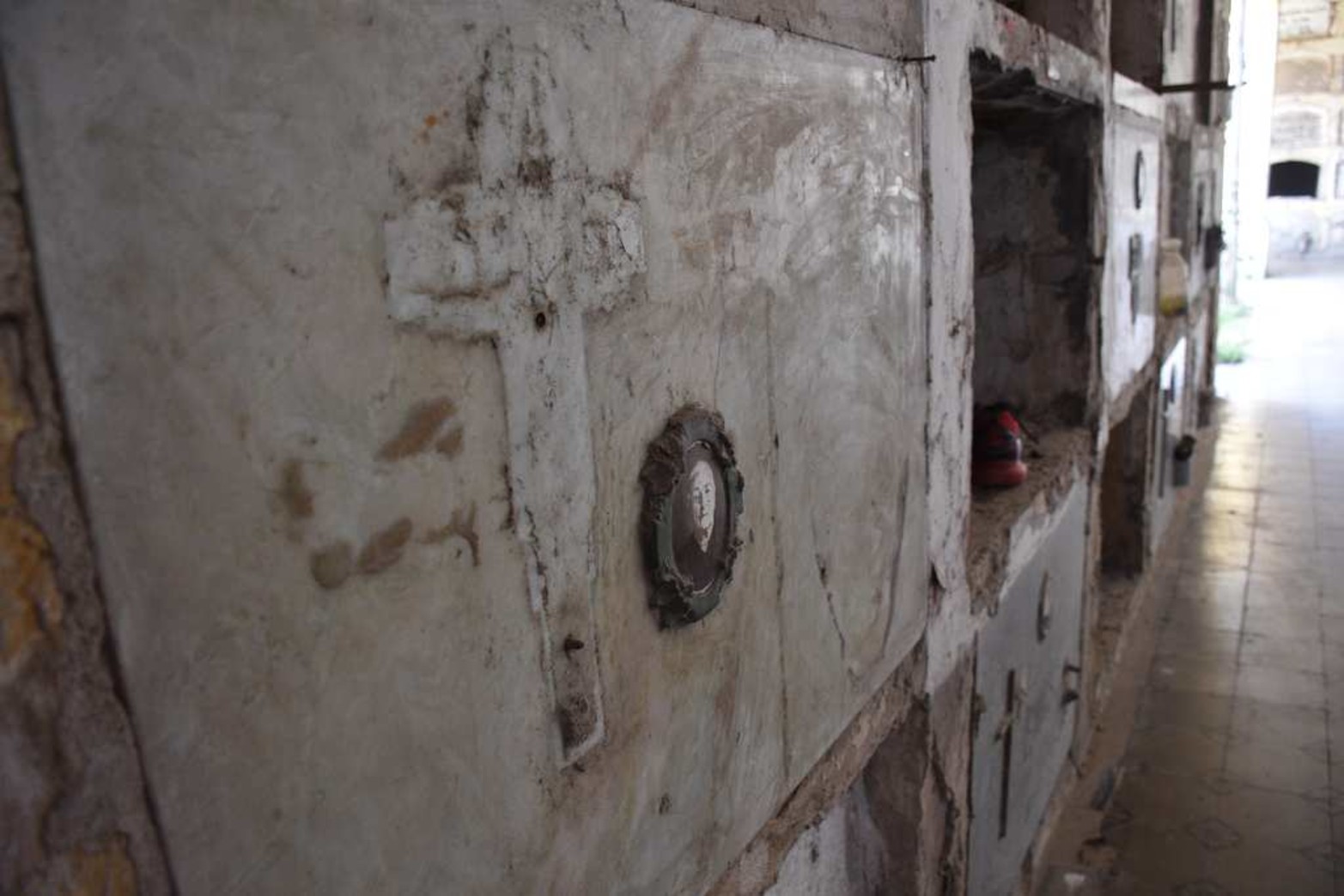 Robo de placas. La falta de mantenimiento y las profanaciones es un tema que sigue sin solución.