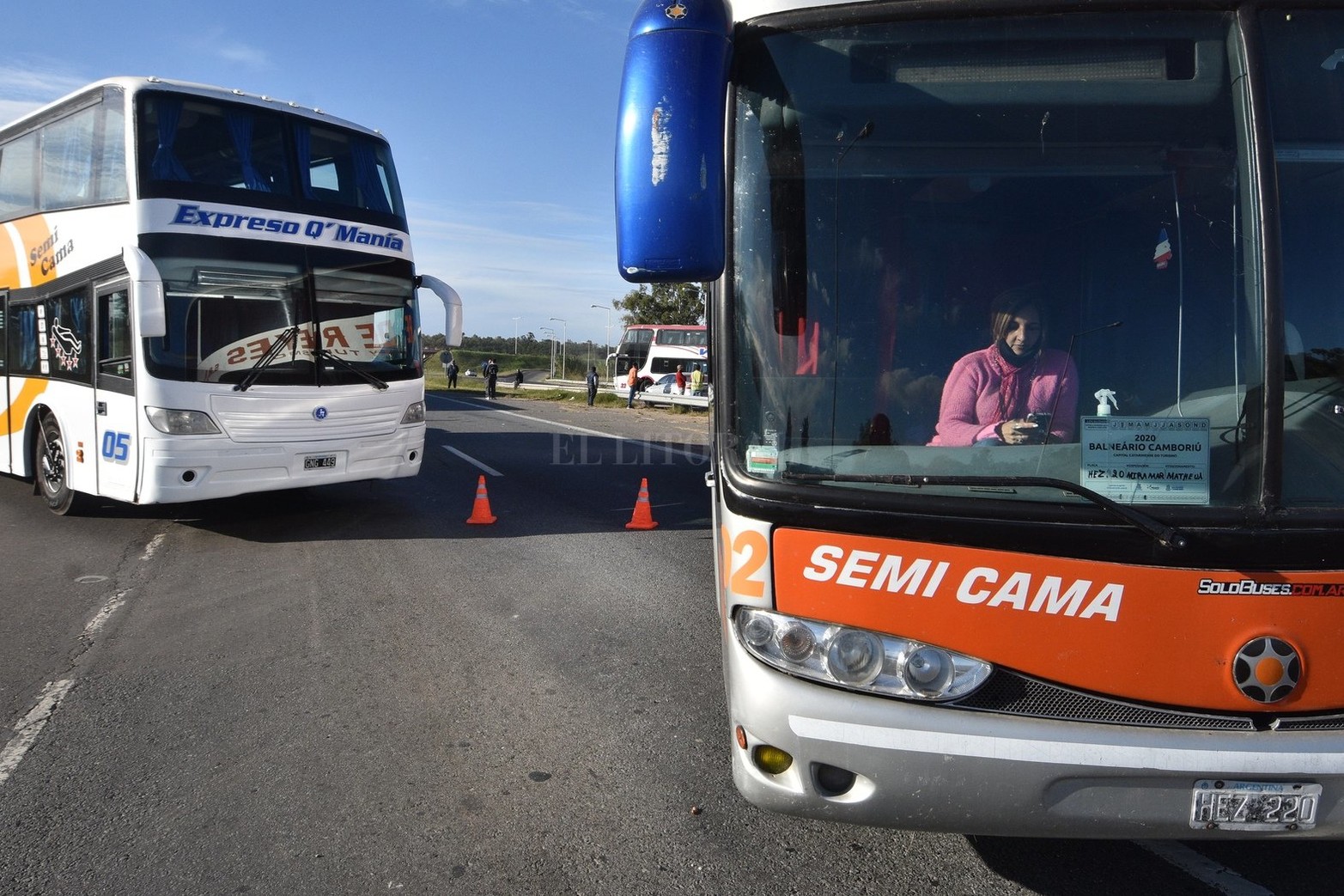 El corte de transportistas de empresas de turismo que comenzó este martes por la mañana en la autopista Santa Fe-Rosario no sólo continuaba, sino que además referentes del sector adelantaron a El Litoral que la medida se sostendrá en tanto y en cuanto no reciban respuestas del gobierno provincial.