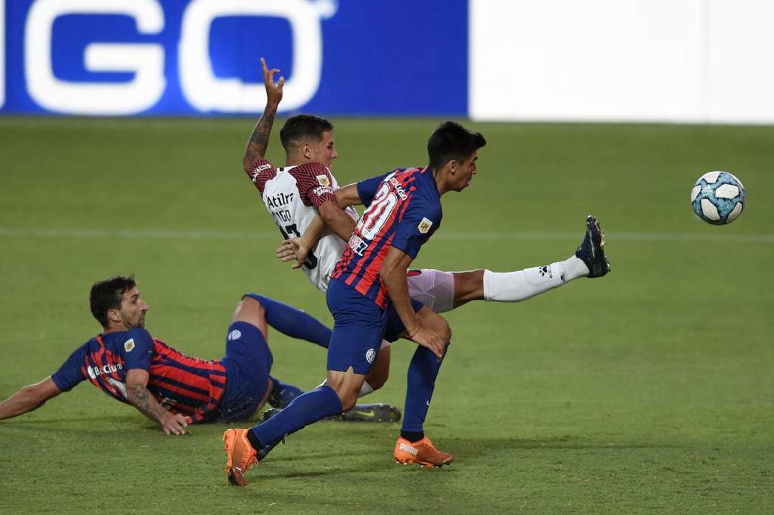 El centro que no pudo conectar Axel Vigo en el primer tiempo.