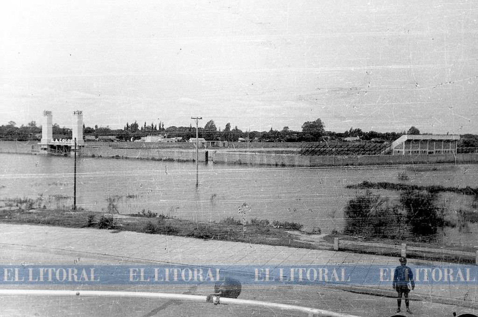 Cuando bajaron las aguas... La cancha debía inaugurarse el 31 de marzo de 1946 con un partido amistoso ante San Lorenzo. Pero ese día, el estadio estaba totalmente cubierto por las aguas del río Salado, pues se produjo ese año una crecida extraordinaria. Por tal motivo, no se realizó su inauguración en esa fecha, y sí el 9 de julio de ese mismo año, cuando las aguas se retiraron del lugar.