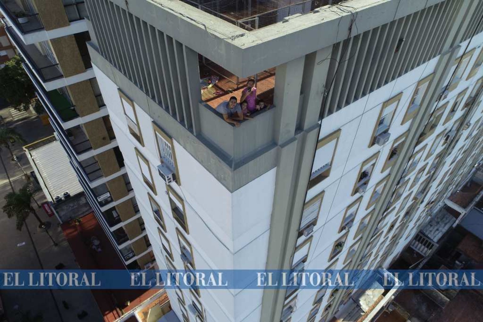 Únicos. Esta familia disfruta de un sector de su casa y la cámara del drone de Fernando Nicola lo pudo captar.