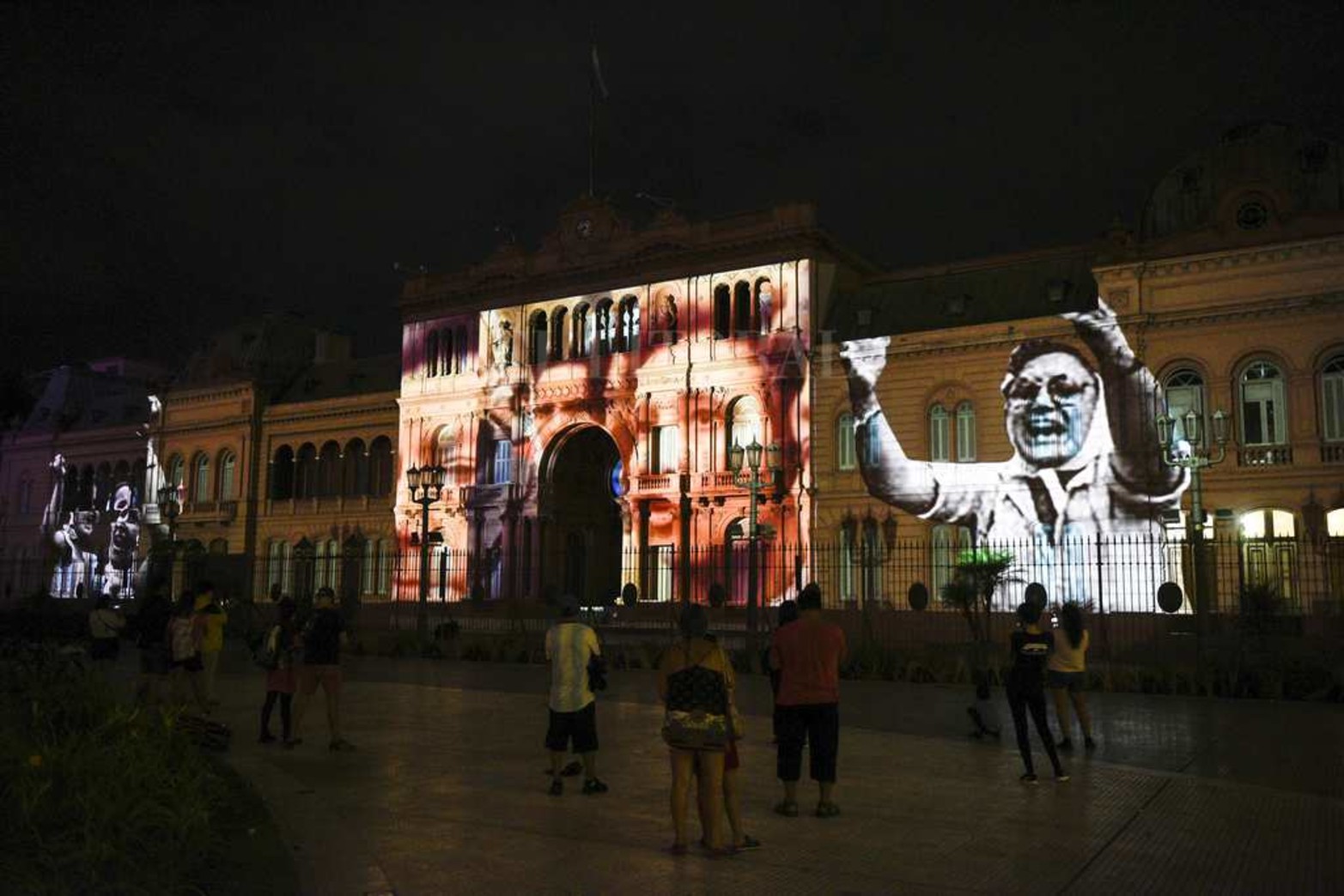 El Gobierno Nacional  proyectó sobre la Casa Rosada, a través del sistema mapping, imágenes de la lucha de las madres y abuelas de Plaza de Mayo al conmemorarse el 45 aniversario de haber iniciado el golpe de Estado Cívico Militar.